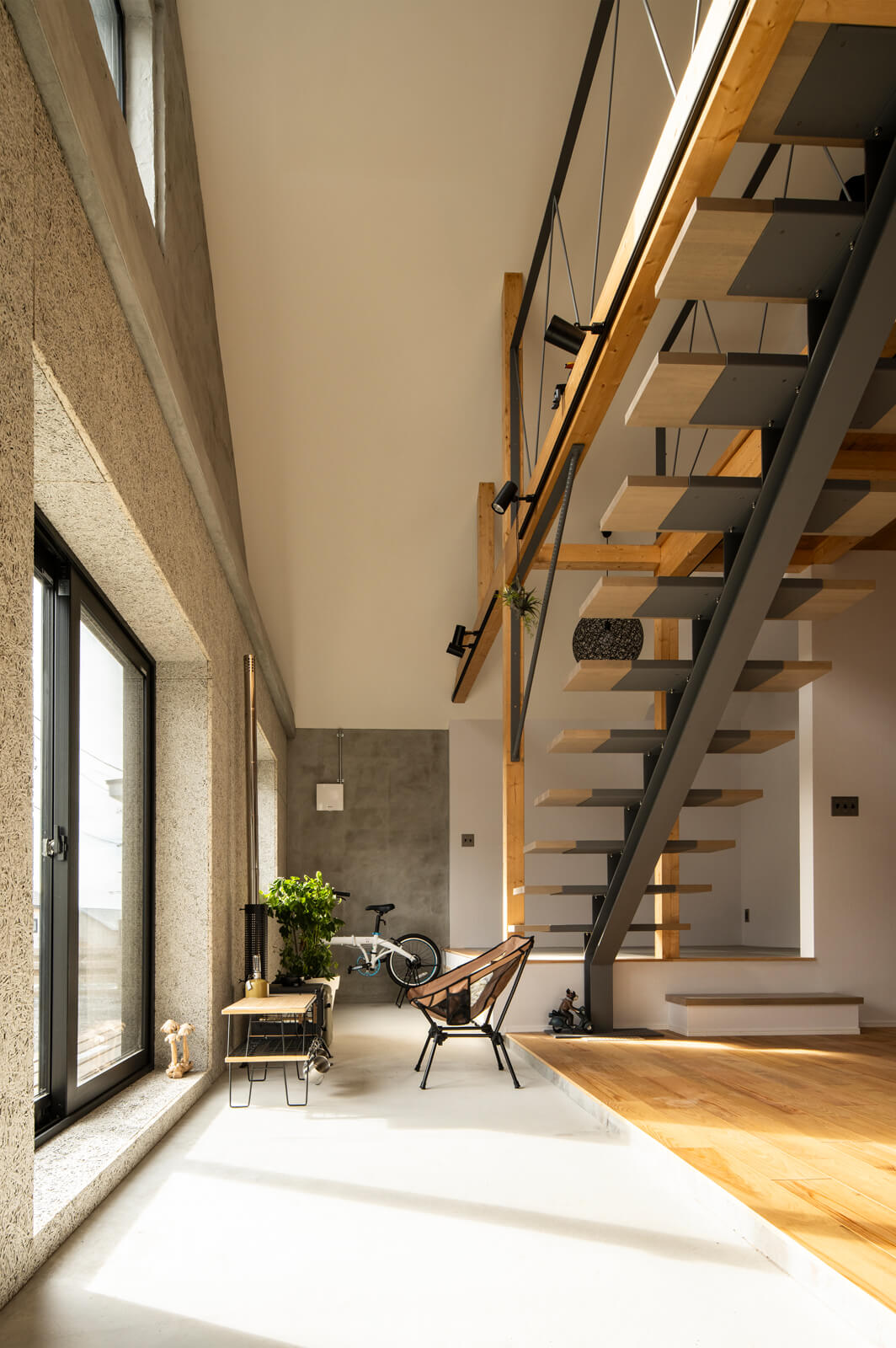 リビング・ダイニング、和室に寄り添うように延びる土間は、アウトドア用品や自転車の手入れもできるゆとりの広さ。開口部には断熱性に優れたトリプルガラスを採用