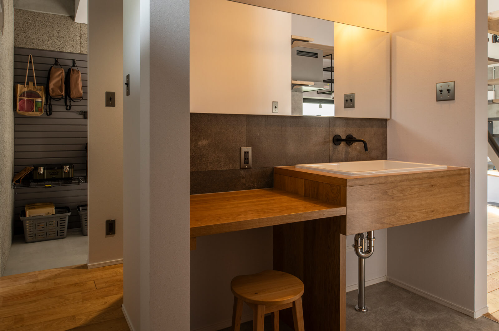 土間から裏動線でつながる洗面スペースも、一つひとつの素材、パーツを吟味した造作仕様