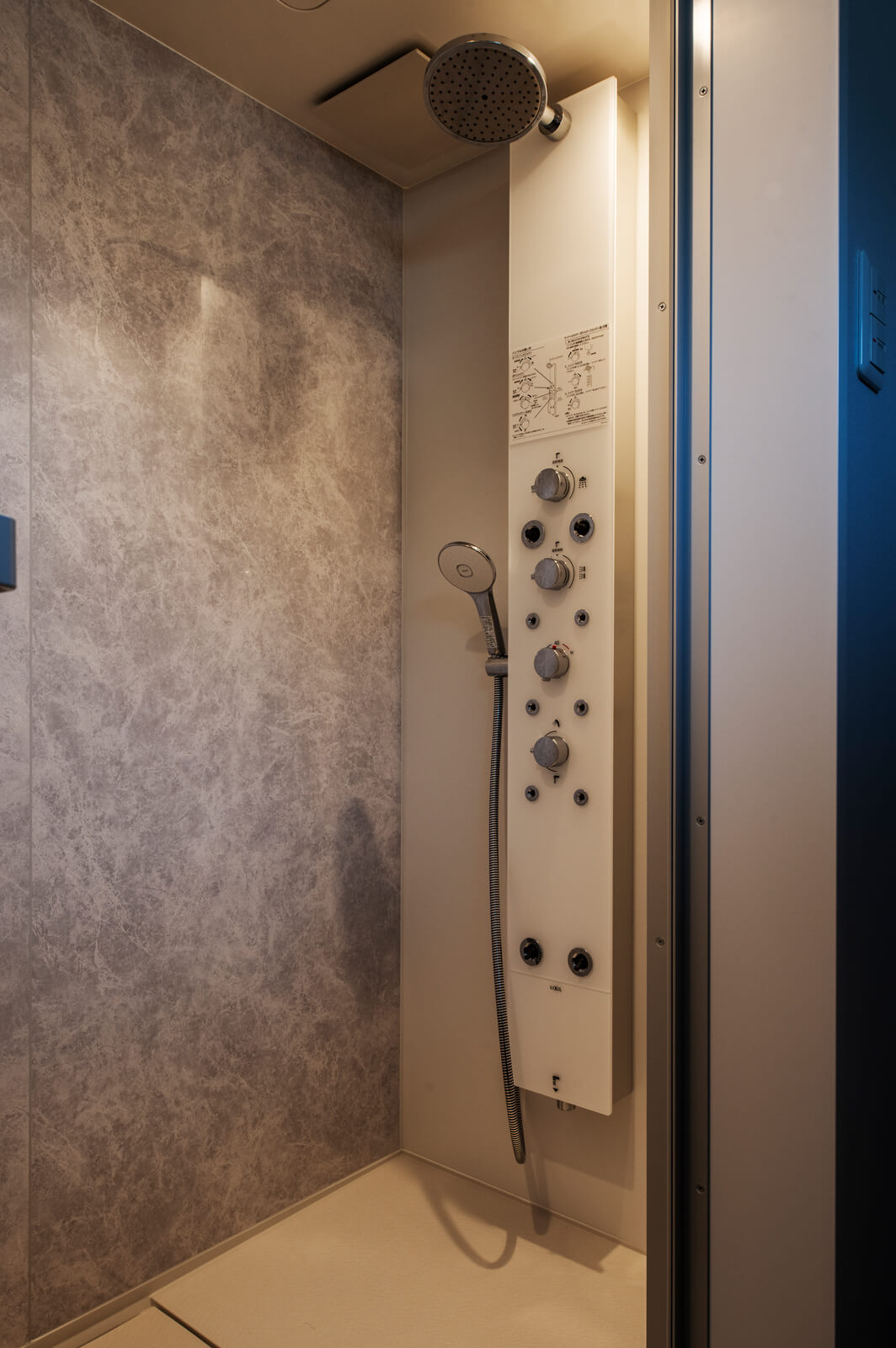 LIXIL製のハイグレードなユニットを採用したシャワー室。シャワーのみで全身がよく温まり、省スペース化も実現