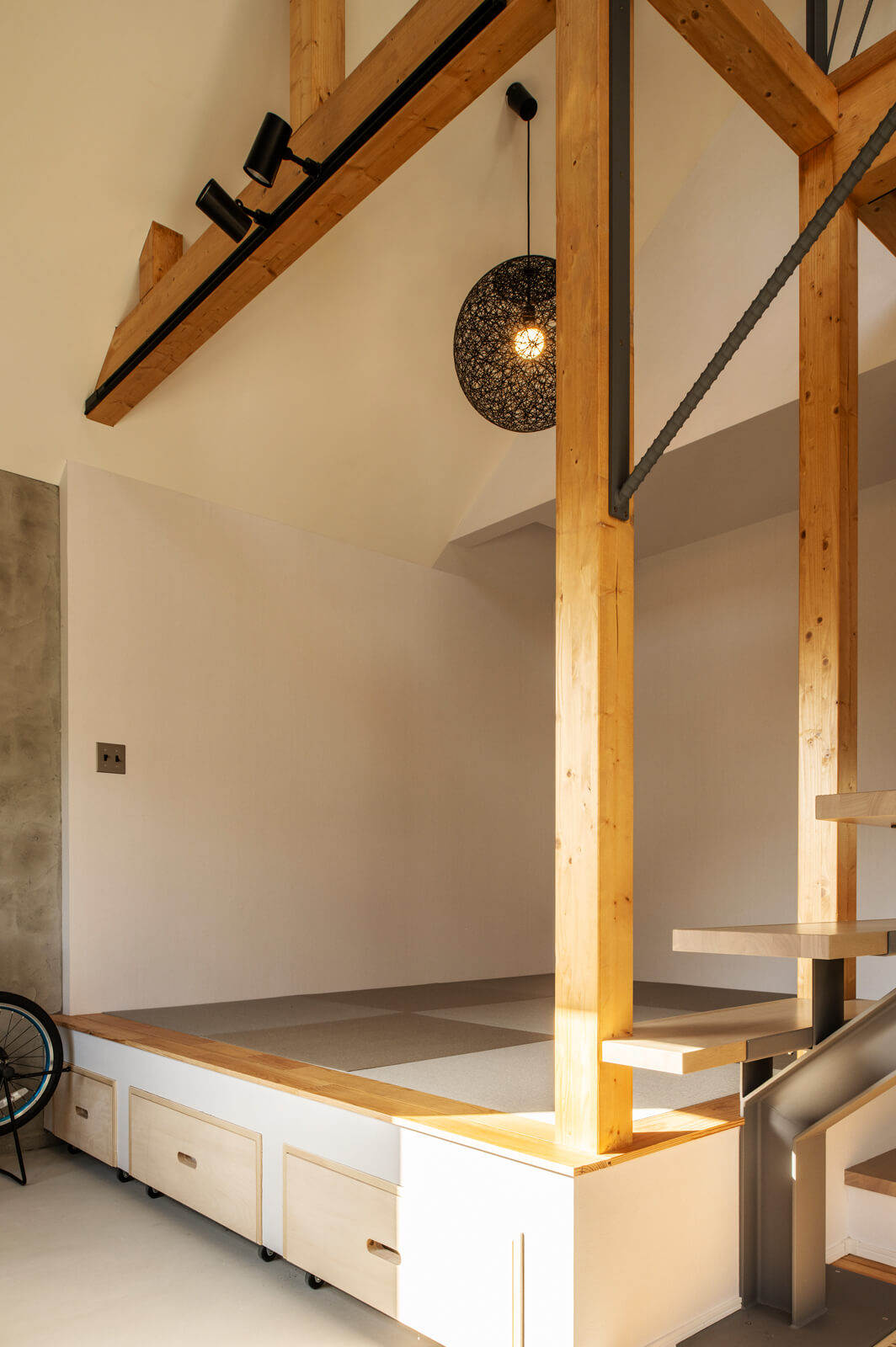 リビングに隣接して、多目的に利用できる小上がりの和室を配した。床下には、大容量の引き出し式収納を造作で設えている