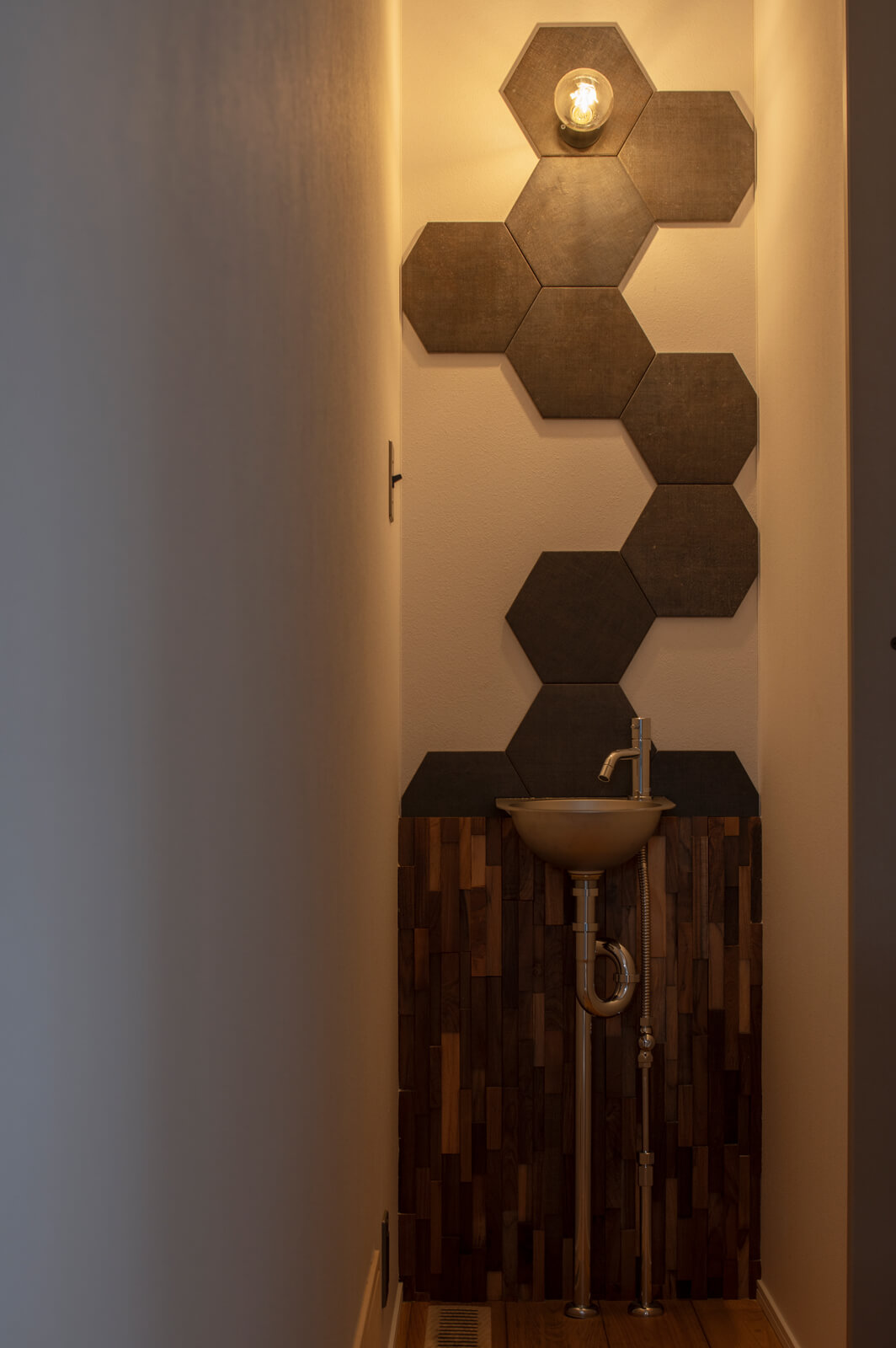 トイレの手洗いは廊下に独立させ、壁にはタイルを用いて、遊び心ある意匠を施した