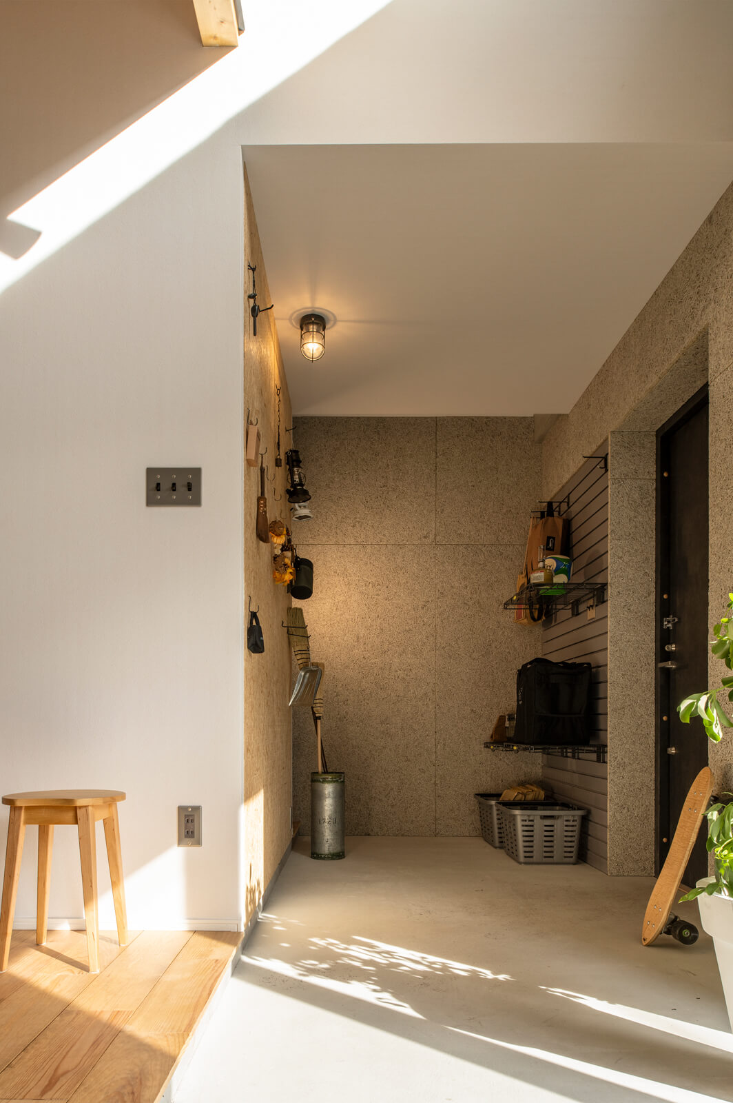 玄関から入ってすぐに、アウトドア用品や自転車などを飾りながら収納できるスペースも用意。荷物の搬出、搬入もスムーズ
