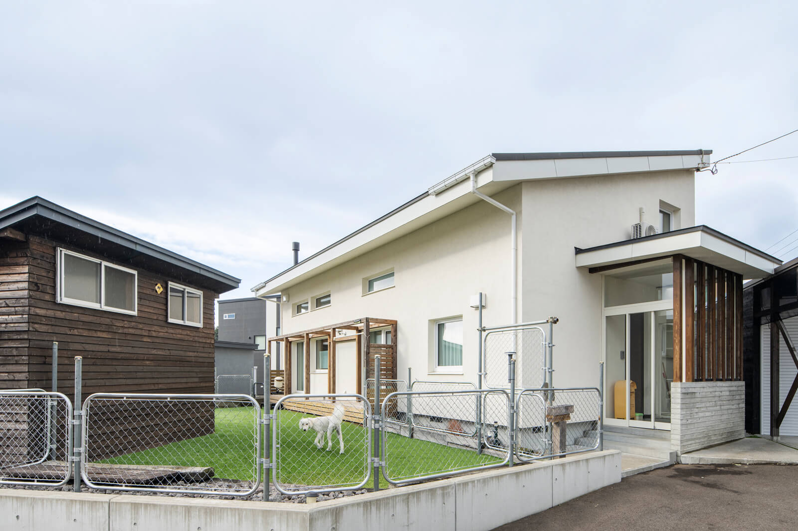 約130坪のゆとりある敷地を生かし、庭には愛犬が駆け回れるドッグランを造作。非日常を楽しむ場として、バーベキュー小屋も設えた