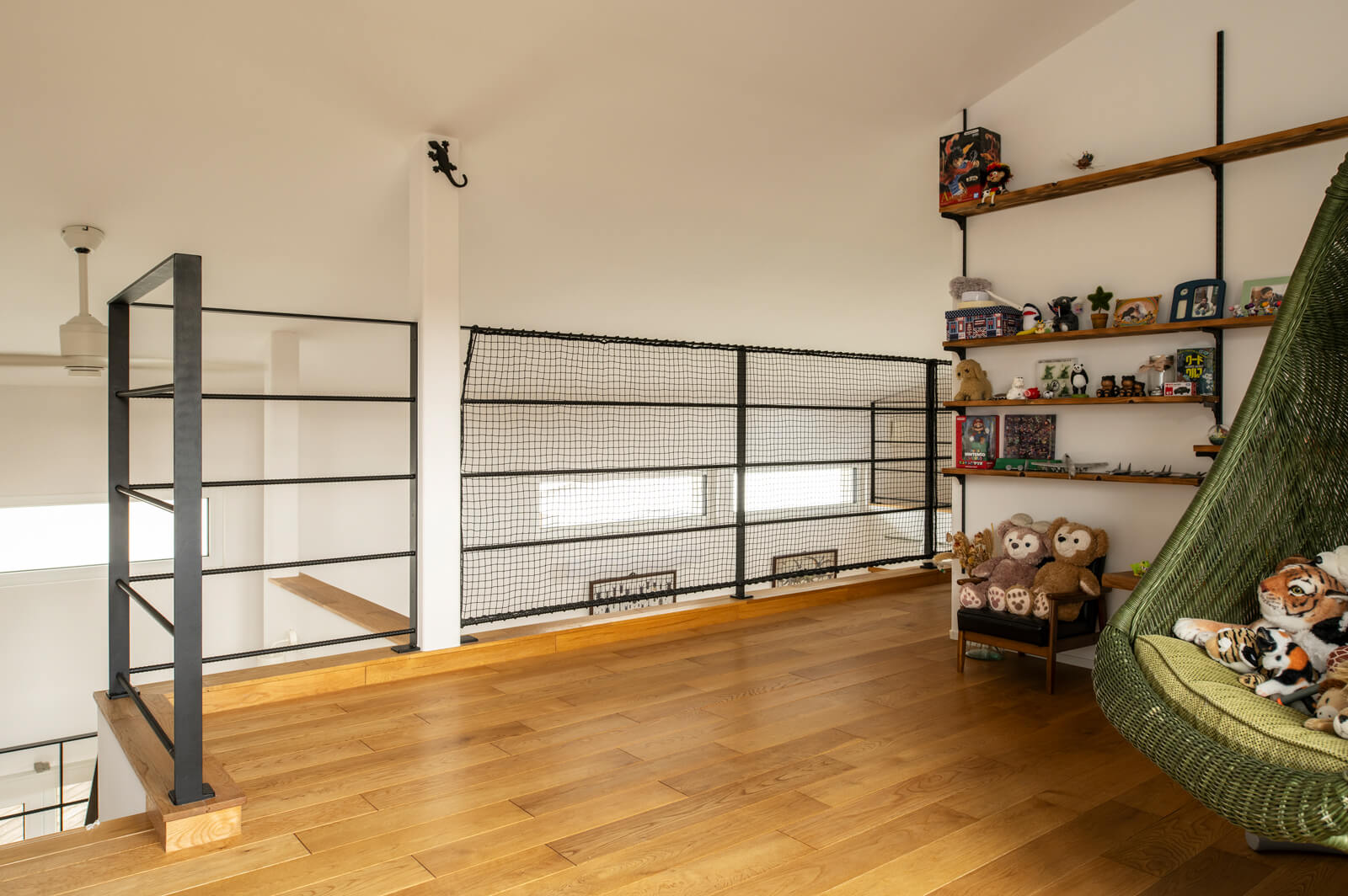 2階ホールには、セカンドリビングとして活用できるフリースペースを設けた。アイアンの造作手すりは建築廃材を活用した