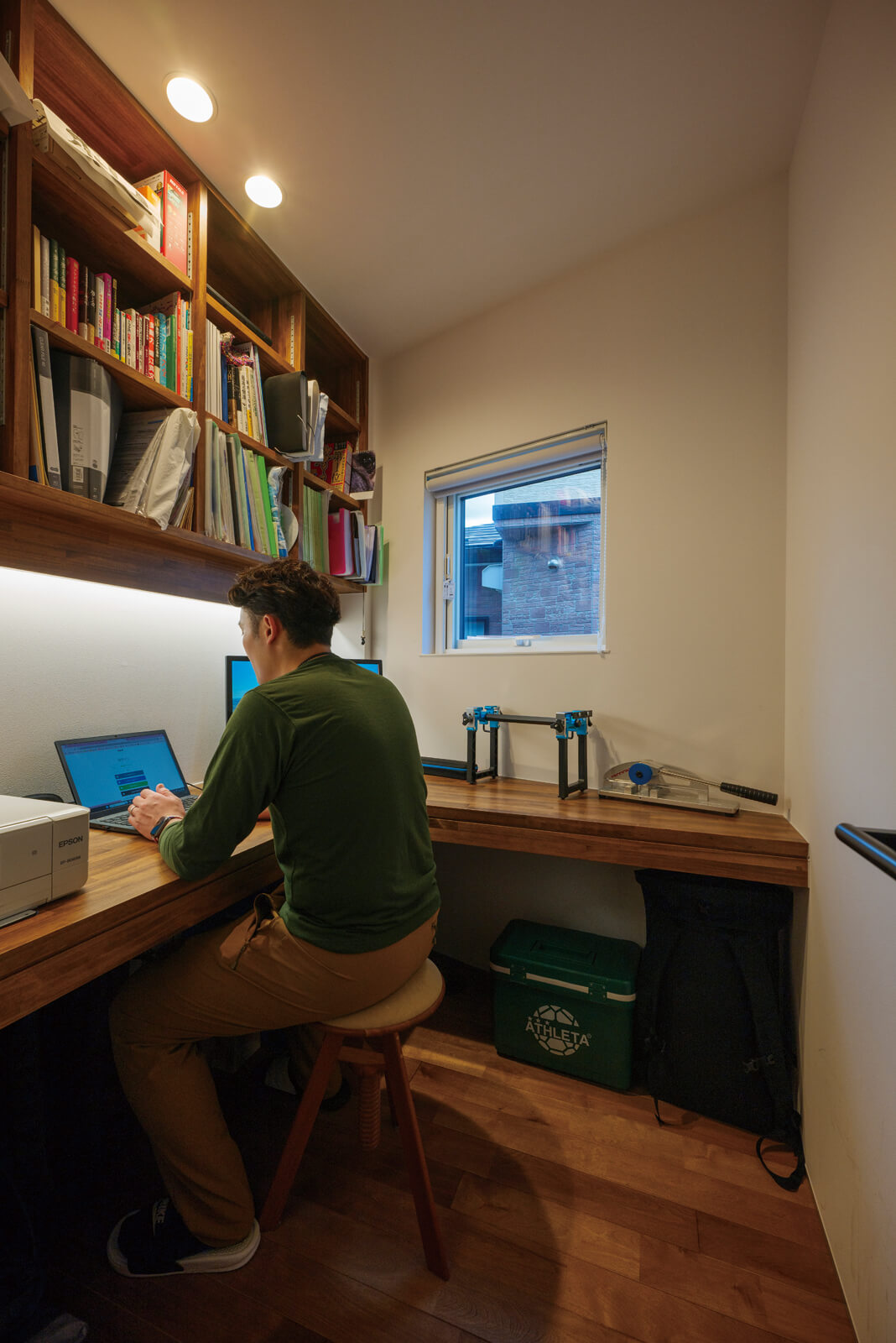 Kさんのワークルームは約3帖。コーチを務めるスピードスケートの道具を収納したり、手入れをしたりする。大会の際は道具を運び出すため玄関の近くに配置した