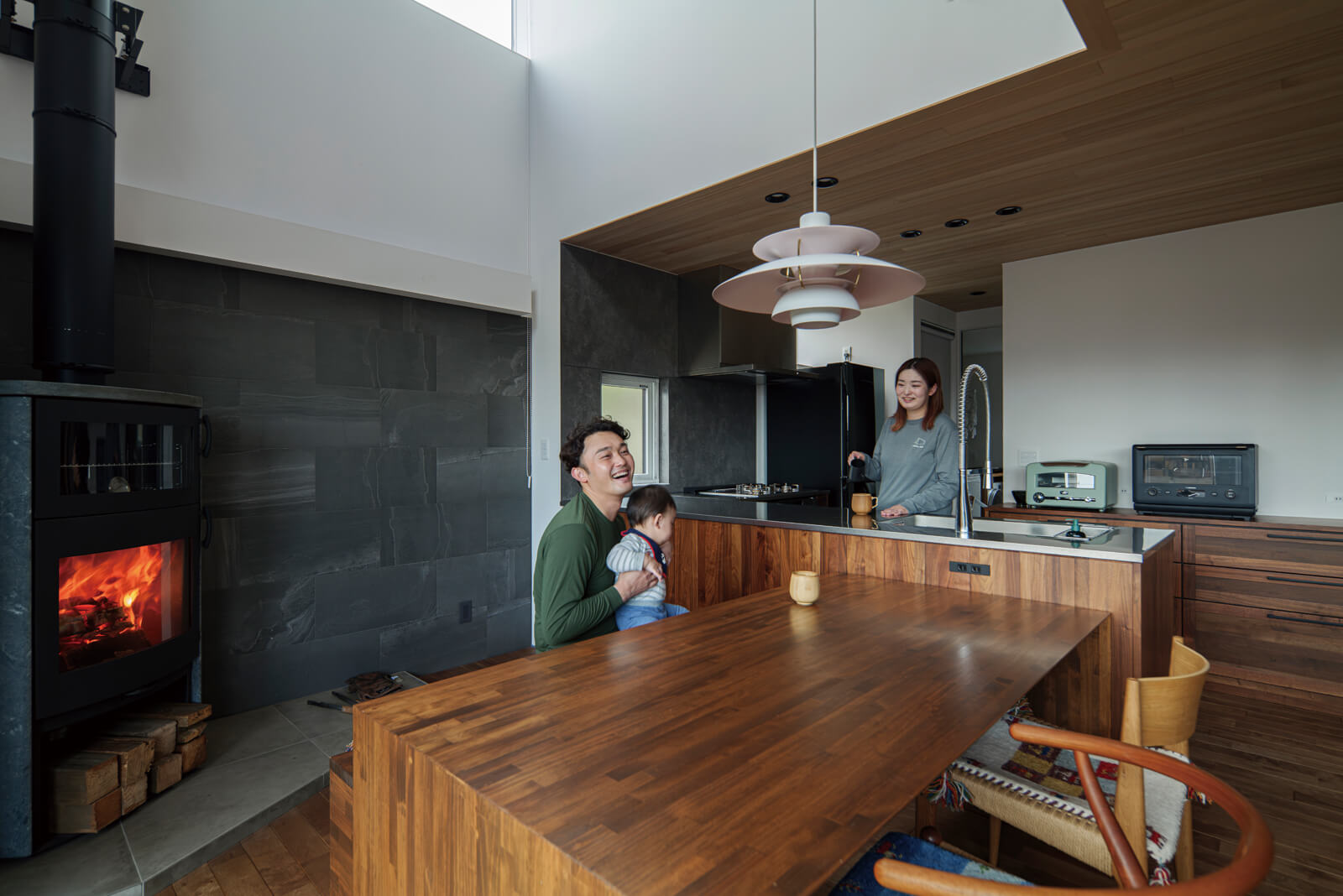 5mの吹き抜けから、明るい陽射しが降り注ぐダイニング・キッチン。ヘリのないデザインのキッチンを採用しているため、ダイニングがシームレスにつながっているような感覚