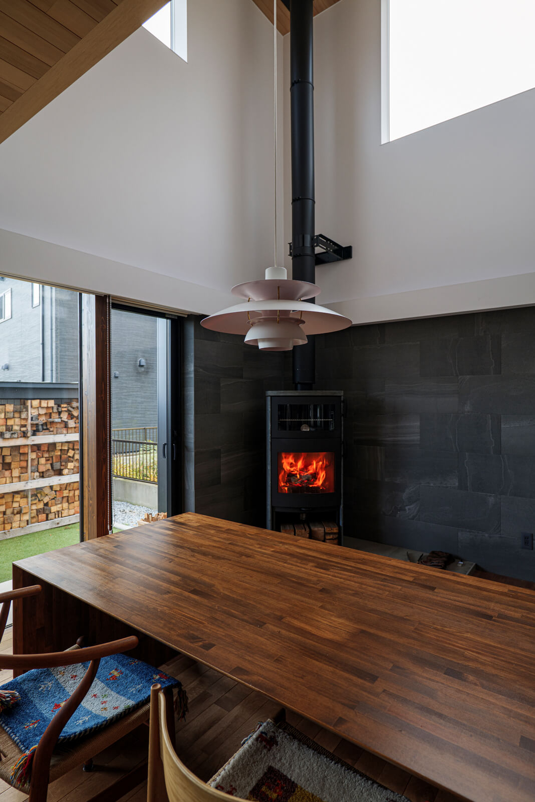 デンマーク製の薪ストーブは天板や両サイドを覆うソープストーンが蓄熱し、時間をかけて放熱するため暖かさが長持ちする