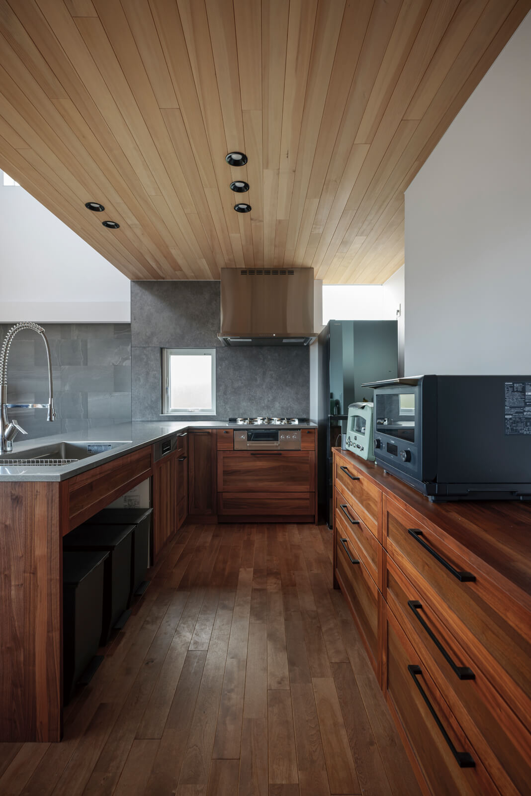 ドイツ製の食洗機を組み込んだブラックウォールナットのキッチン。天板はステンレス製でさびにくく、お手入れが楽