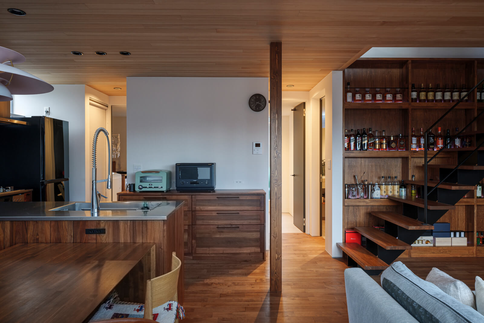 キッチンからランドリールーム、ファミリークローゼットを通ってリビングに出る回遊型動線。その動線から洗面脱衣室にもアクセスできるので、洗濯物の回収も楽にできる。ランドリールームとファミリークローゼットに引き戸が付いているので、来客の際もプライベートスペースをすぐに隠せて便利