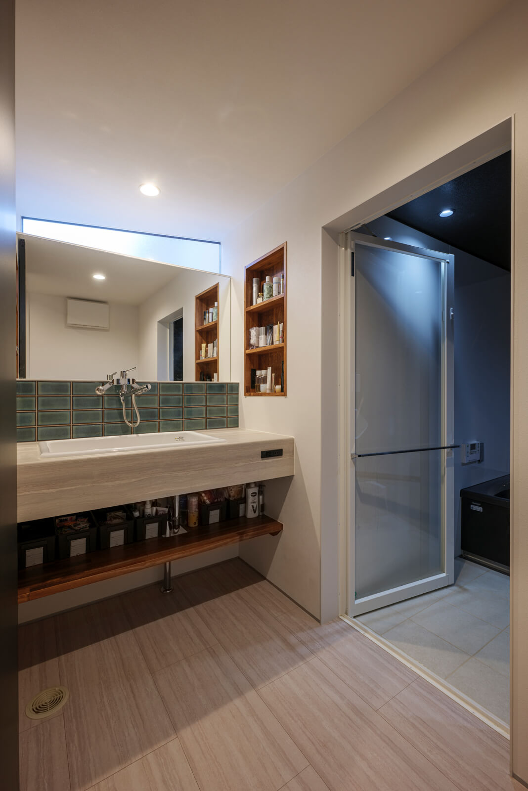 洗面台の上部には北向きのハイサイドライトがあるので、照明をつけなくても明るい