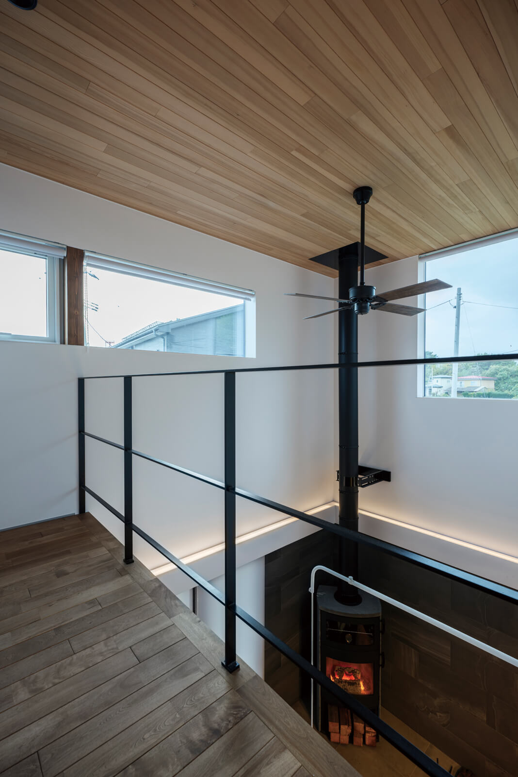 吹き抜けがあるので1階にいても2階の気配を感じることができる。壁は青森県のホタテ貝を粉末にして使用した塗り壁材「チャフウォール」。消臭だけでなく、ホルムアルデヒドと揮発性有害化合物を分解する効果もある