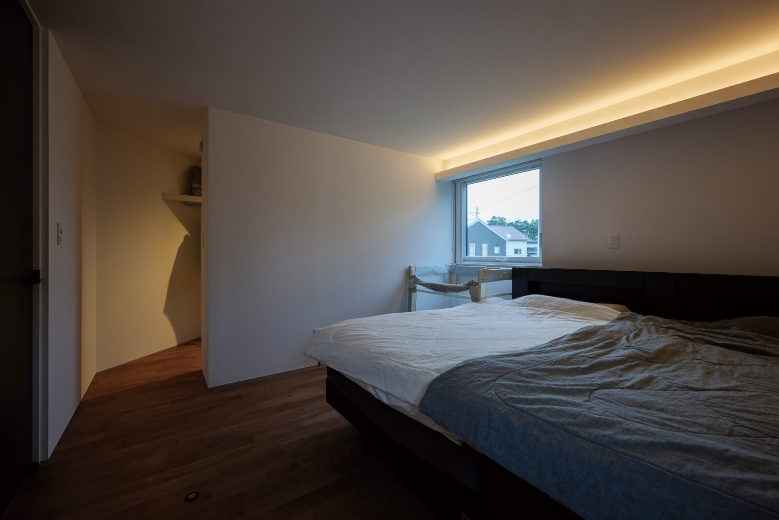 約4帖のウォークインクローゼットを備えているご夫妻の寝室。ファミリークローゼットと使い分けていて、季節外れの衣服やダウンのようなかさばるアイテムをここにしまっているという