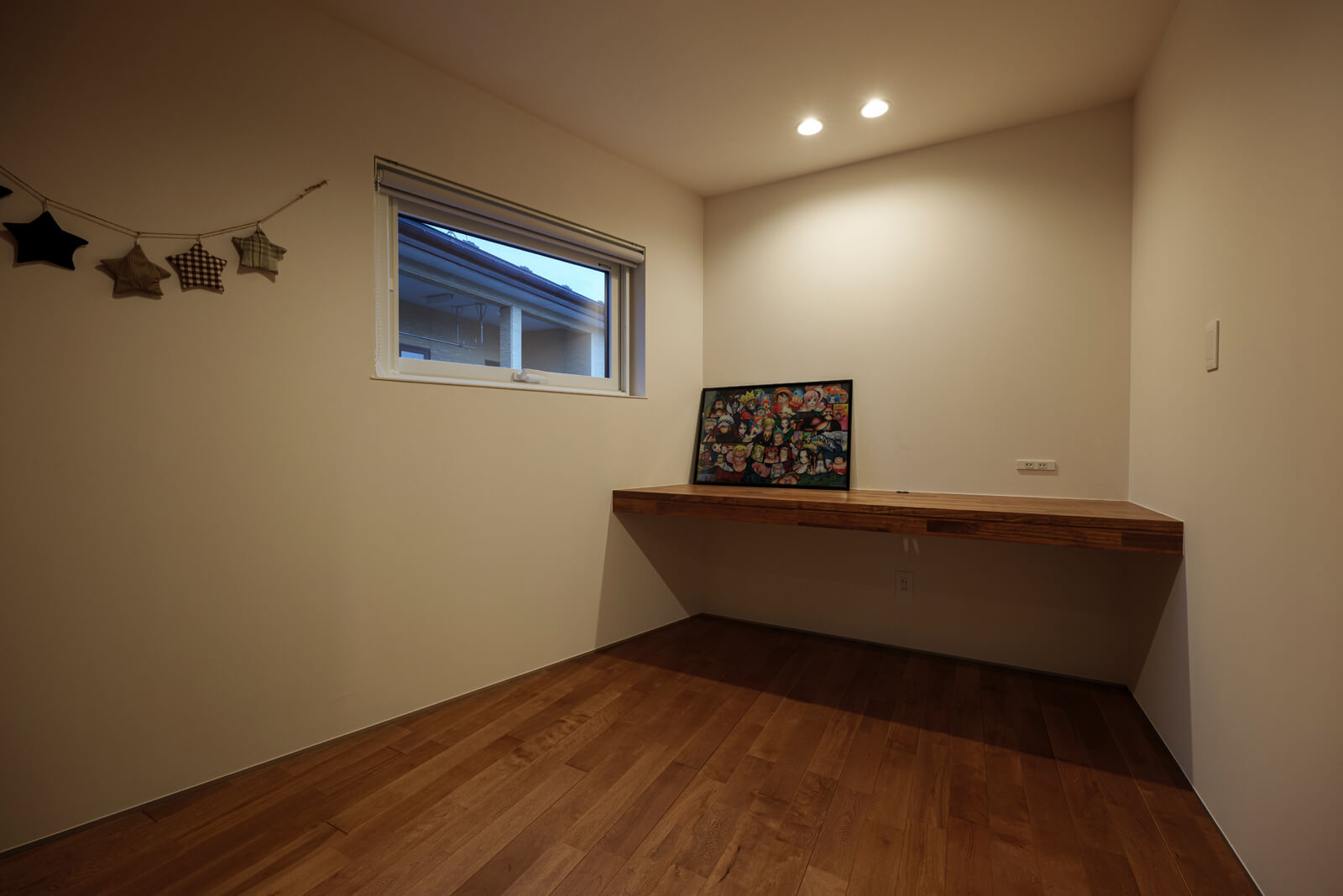 約5帖の奥さんの個室。趣味のパズルが集中してできるようにカウンターも広くした。敷地に合わせて壁が斜めに配置されているので、奥に行くほど幅が狭くなっている