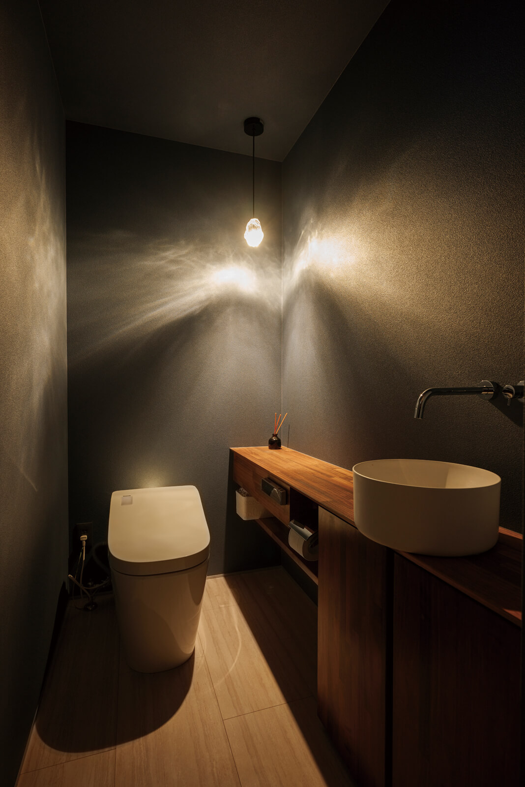 カフェ風のトイレ。でこぼことしたガラス製ペンダントライトの光が木漏れ日のよう