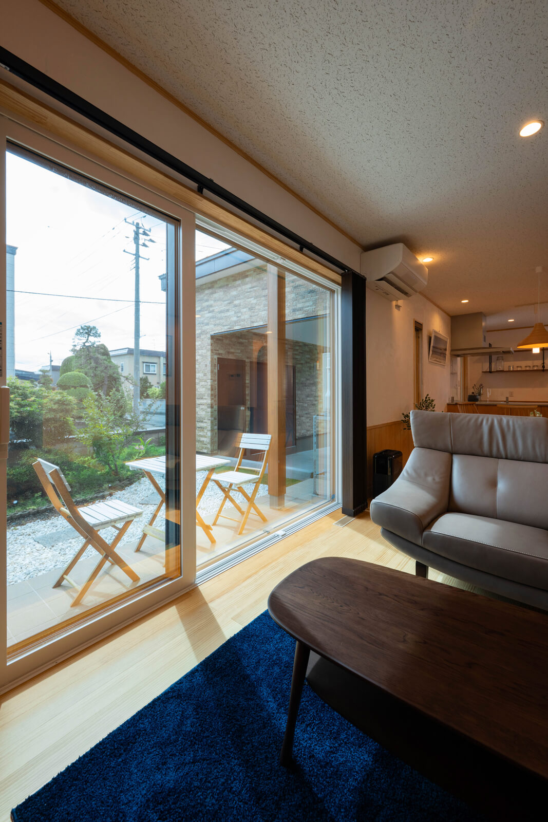 南面にあるリビングの大きな窓は一部が引き戸になっているので、ここから庭に出入りできる。ガラスには中が見えにくい加工がされていて、道に面していてもプライバシーが保護される