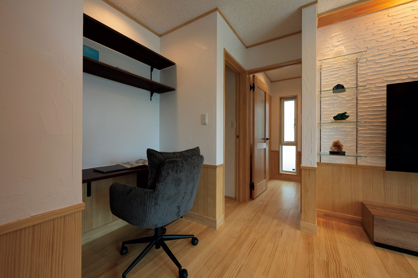 リビングの一角に配した書斎スペース。ちょっとした作業を行うのに便利