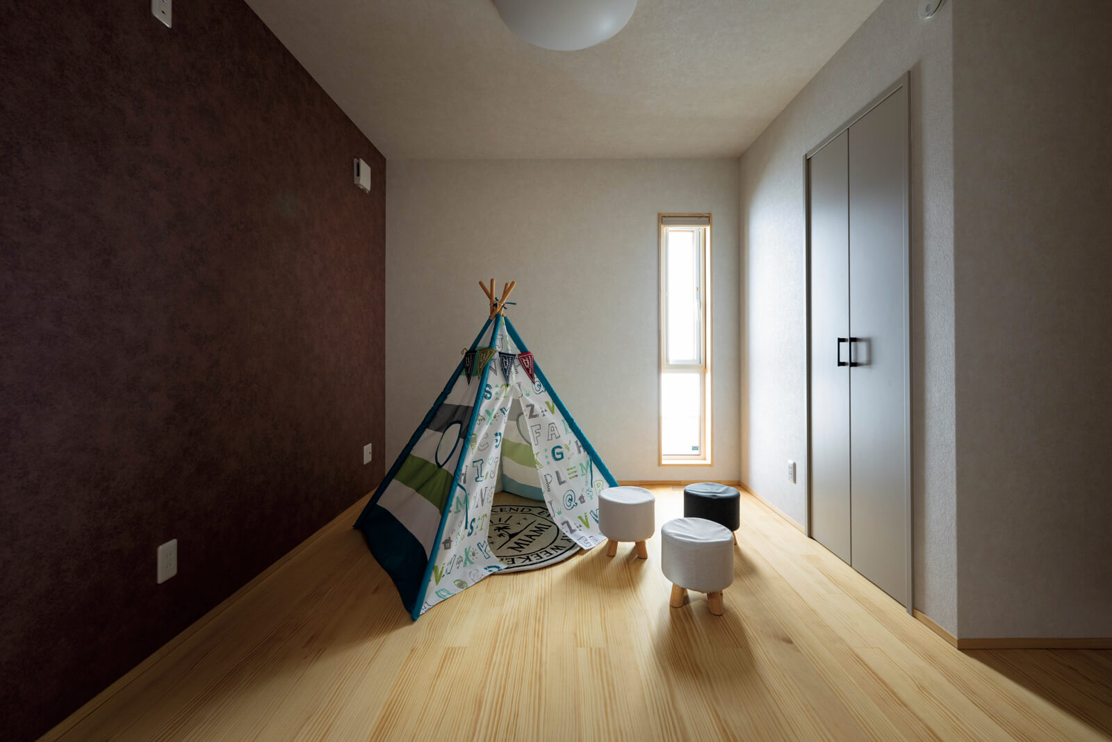 LDKに入ってすぐにある洋室。玄関に近いのですぐに荷物を置けて、子ども部屋としても使いやすい。LDKに入って家族と顔を合わせる動線になっているため、子ども部屋の孤立を防ぐことができる