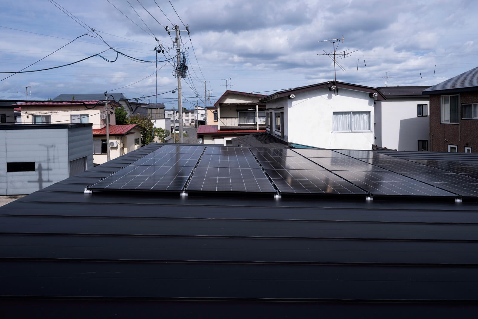 東にゆるく傾斜した屋根に取り付けられている6kWの太陽光発電パネル