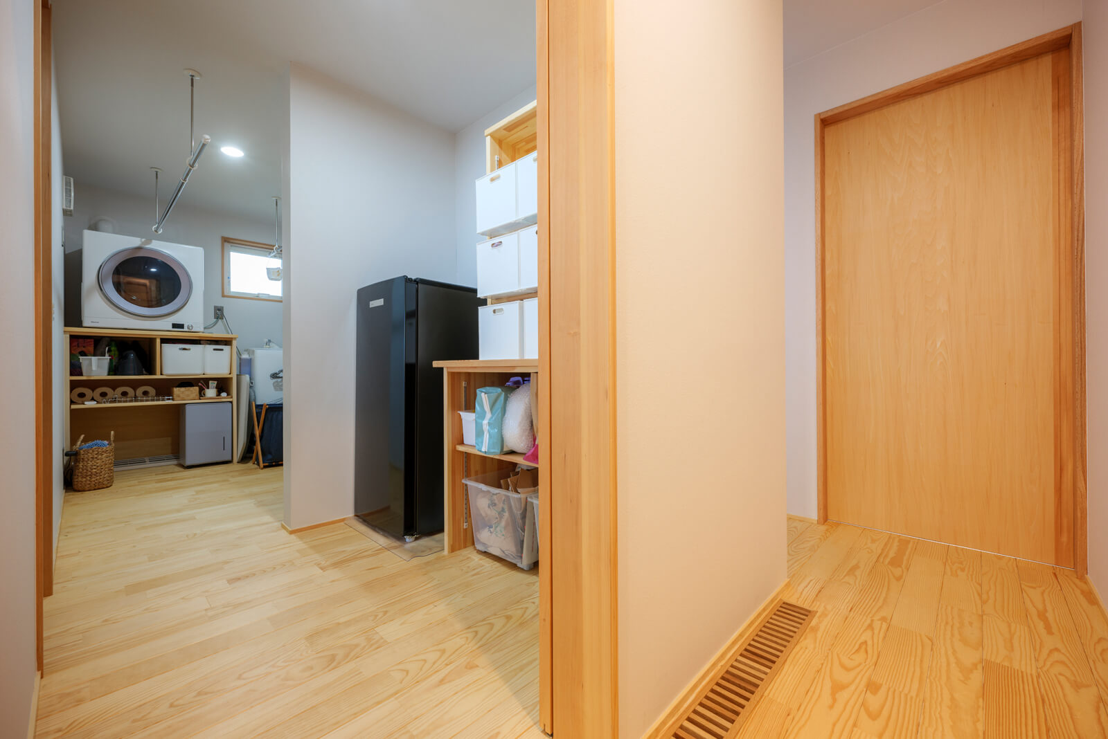 ストックヤードからランドリールーム、洗面脱衣室と回遊できる家事動線。ストックヤードには勝手口があり、オープンテラスから直接荷物を運べる