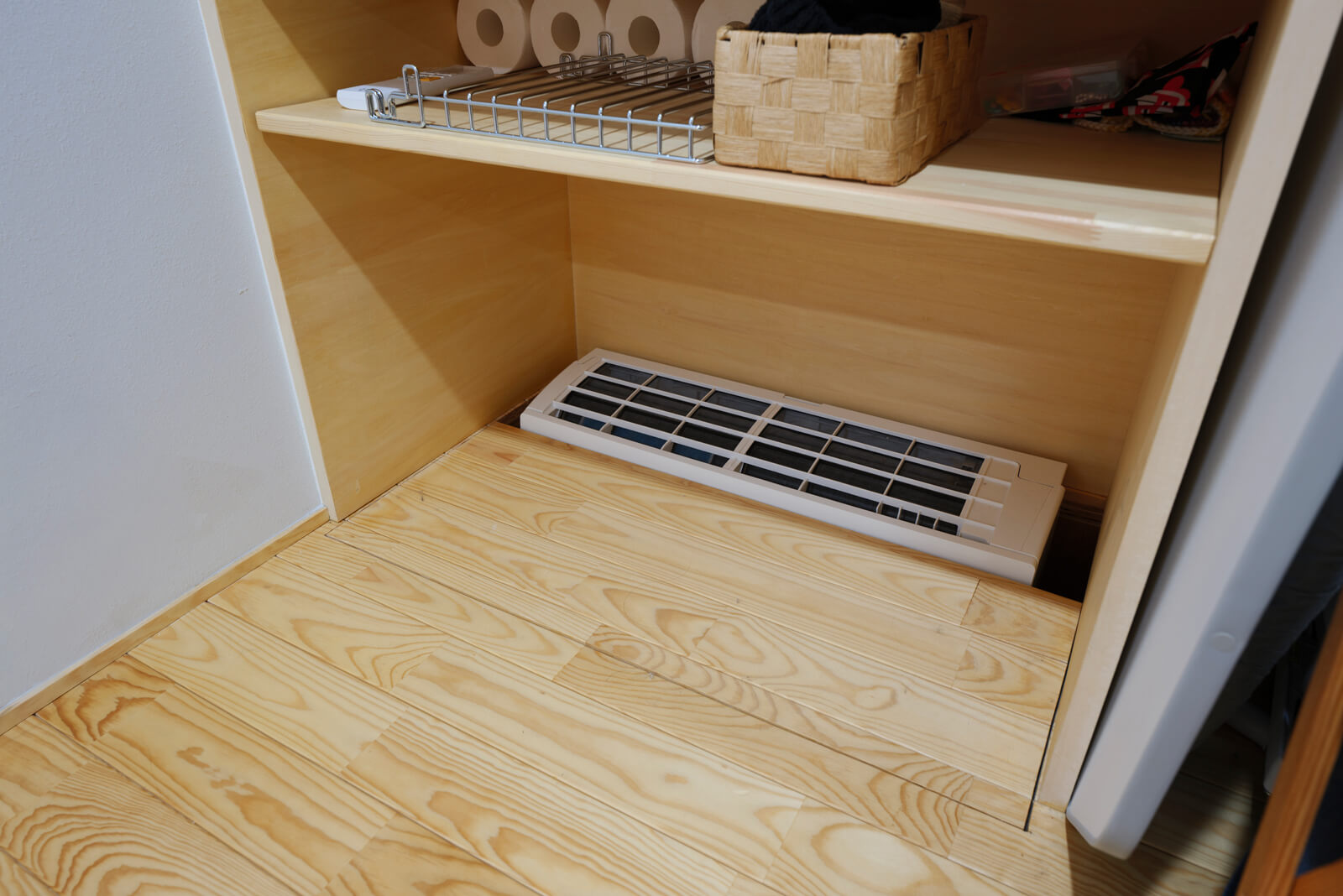 14帖用の床下エアコン1台で全館を暖める。給気口は床上に出るように設計。手前の床板が外せるようになっているので、フィルターの掃除も楽にできる