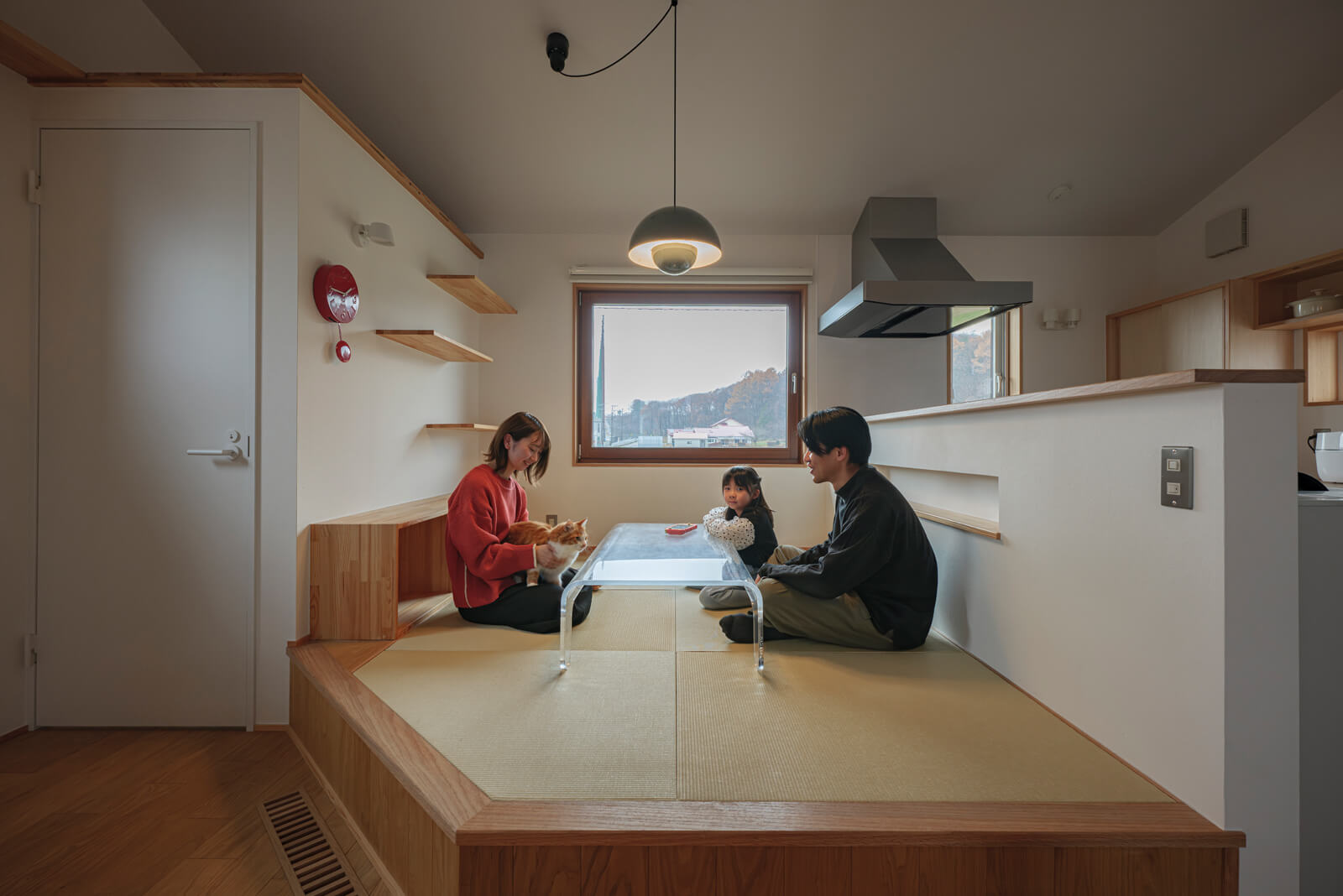 旧居の座卓が気に入っていたため、新居もダイニングは約4帖の小上がりとした。ペンダントライトはヴェルナー・パントンのフラワーポット。壁紙は下地に紙クロス「オガファーザー」を使用し、天然の植物・鉱物でつくられた室内用塗料「クレイペイント」で仕上げている