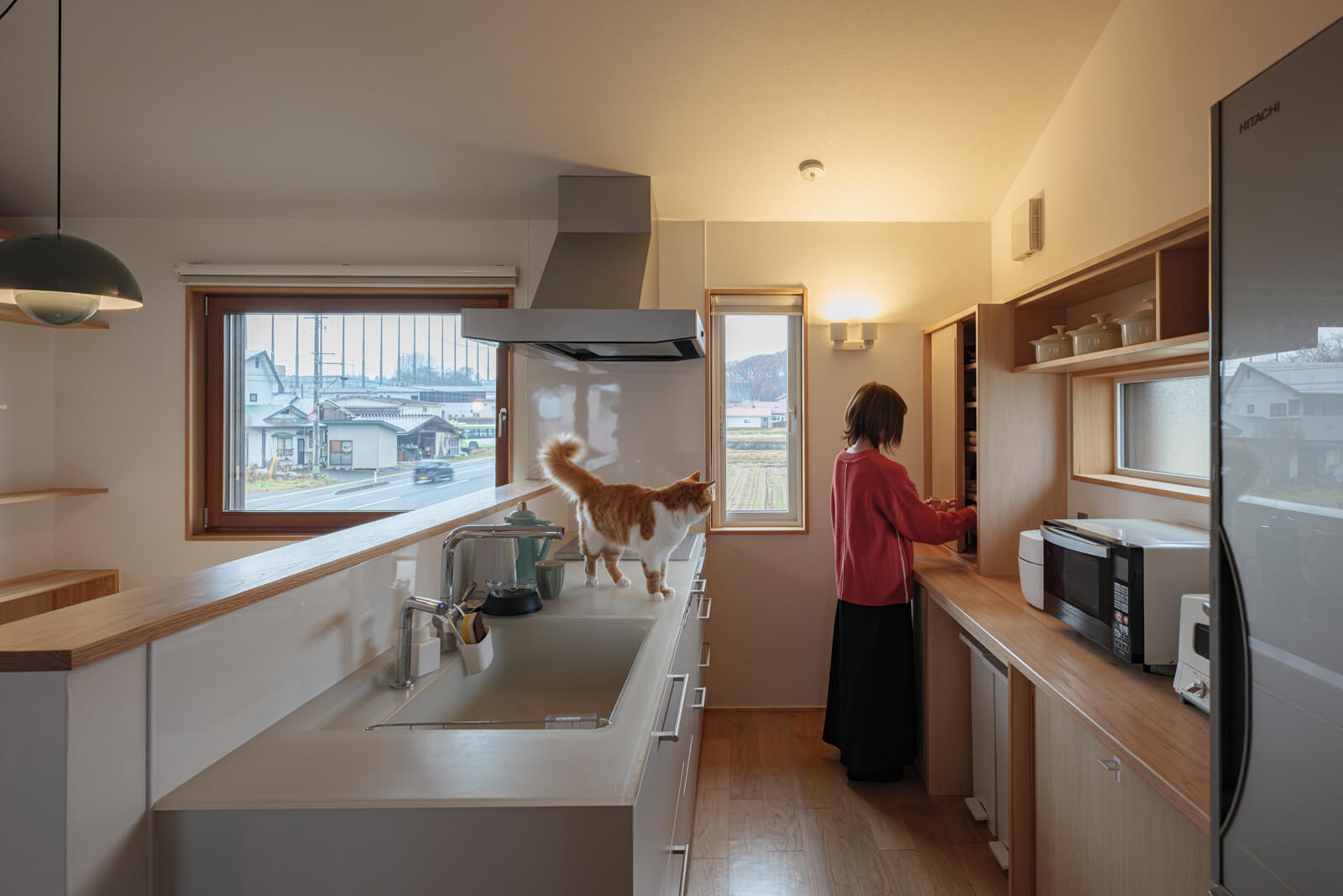 キッチンの収納は造作仕様。収納したいものや使い方を相談して、奥さんが使いやすいように設計した。料理をしていると、小上がりの窓越しに学校から帰宅するお子さんが見えるという