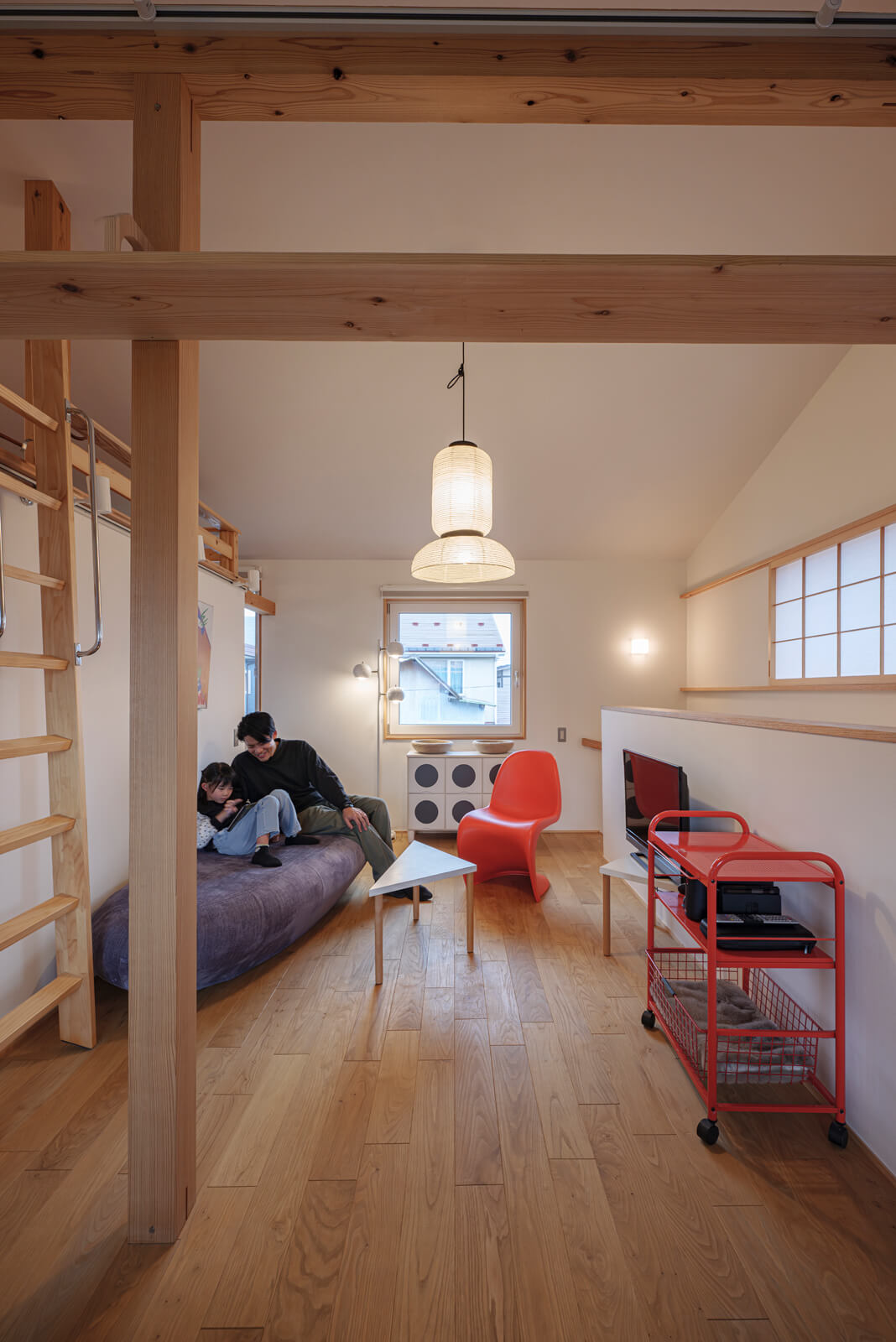 リビングにはAさんが集めたビンテージ小物が飾られている。梁を現しにしたり、板を渡したりしてキャットウォークをつくった。猫にとって落ち着く居場所になっている。LDKや家族共用の趣味室がある2階は利用頻度が高いため、床材には丈夫で傷が付きにくい県産クリ材を使用した