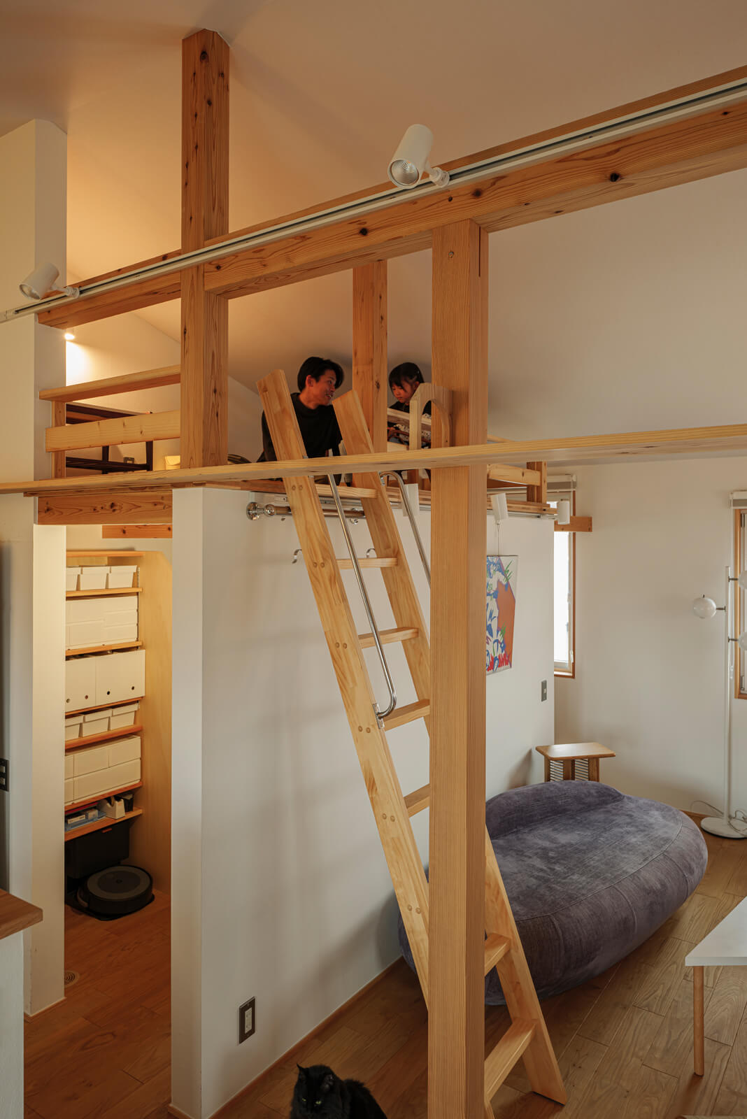 約18帖のLDKは最高3.3mの勾配天井でおおらかな空間となっている。Aさんの要望で秘密基地のようなロフトを設計。その下はスタディスペースとなっている。隅々まで一定の室温が保たれているので、空間を余すことなく使える