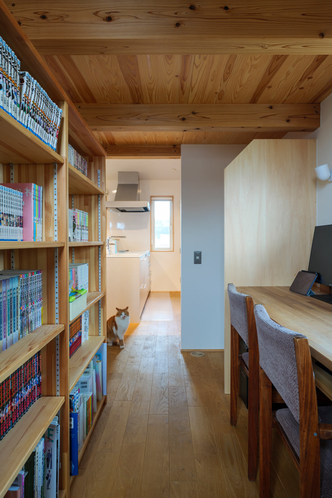 スタディスペースの天井高は1.8mとコージーな空間。お子さんが勉強をするほかにも、奥さんがマンガを読んだり、Aさんがゲームをしたり。家族全員の趣味室として使われており、3人でいることが多い場所という