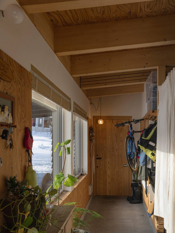 通り土間は玄関を兼ねている。出入り口に大きな段差はなく、車椅子の息子さんの出入りもスムーズに行える