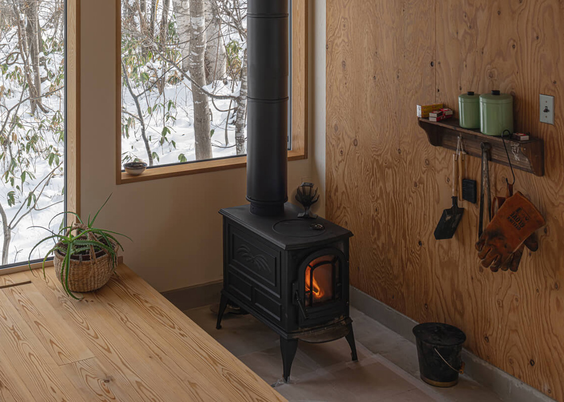 灯油によるセントラルヒーティングの主暖房に加え、土間には奥さんの要望で薪ストーブも設置。朝晩に薪をくべるのも、冬の暮らしの楽しみの一つに