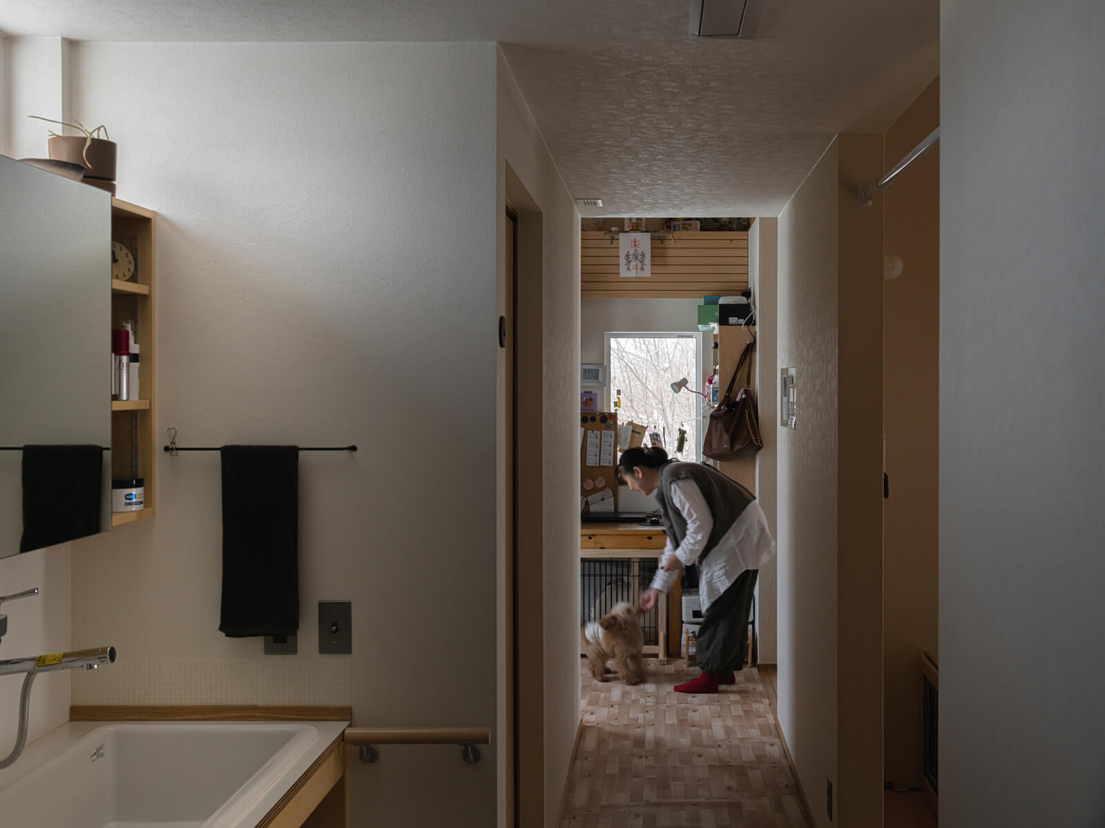 パントリーから各個室へはトイレや洗面台などの水まわりを配した裏動線で結ばれている。水まわりにはあえて建具を採用せず、息子さんが使いやすいつくりにこだわった