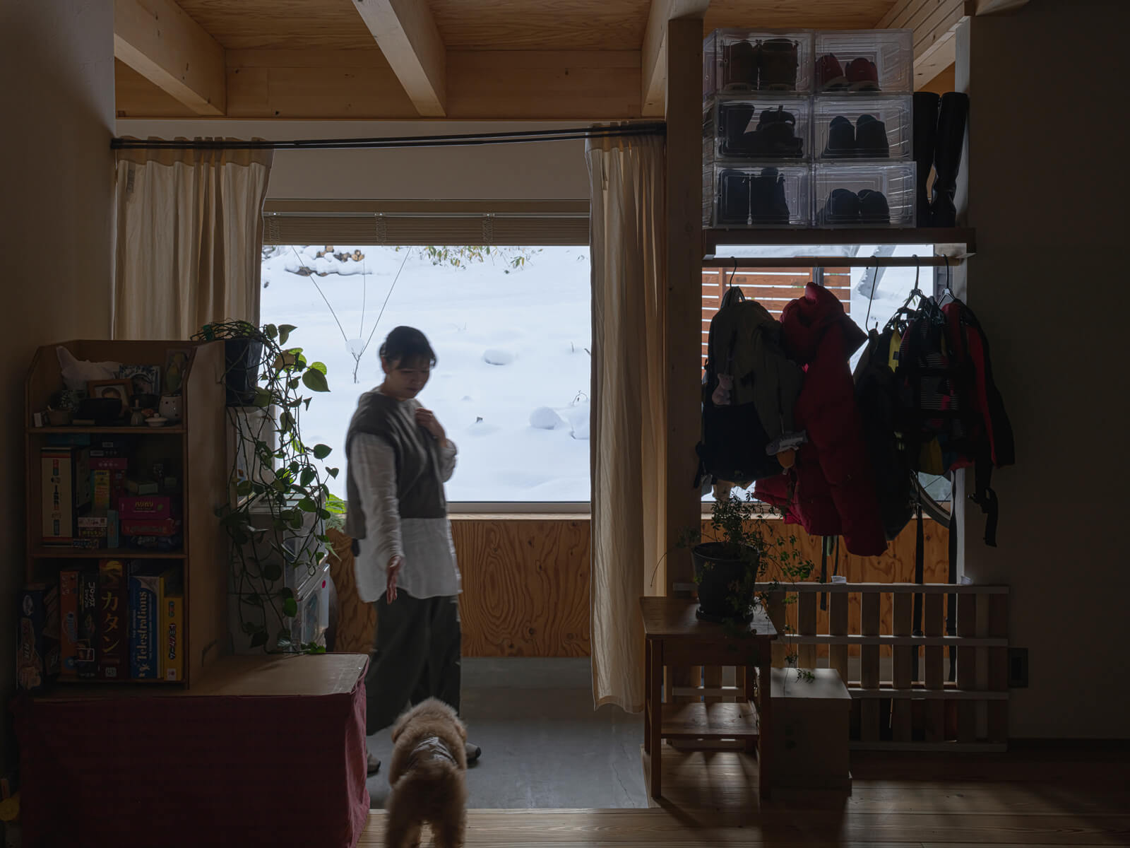 LDK横には、車椅子の息子さんが通り土間から直接出入りできるオープンな洋室をレイアウト。車椅子の乗り降りがスムーズにできる床高に設計されている