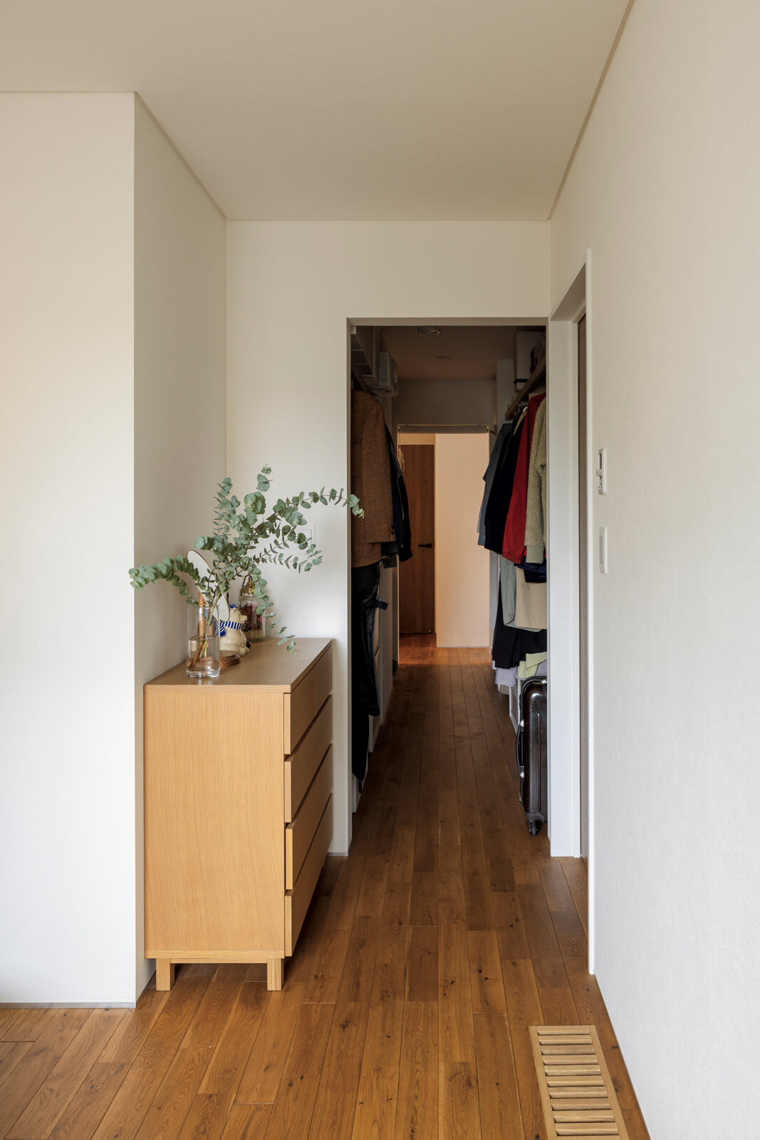 寝室への通路を大容量のウォークスルークローゼットに。洗濯・脱衣室と最短の動線でつながり、洗濯家事が便利