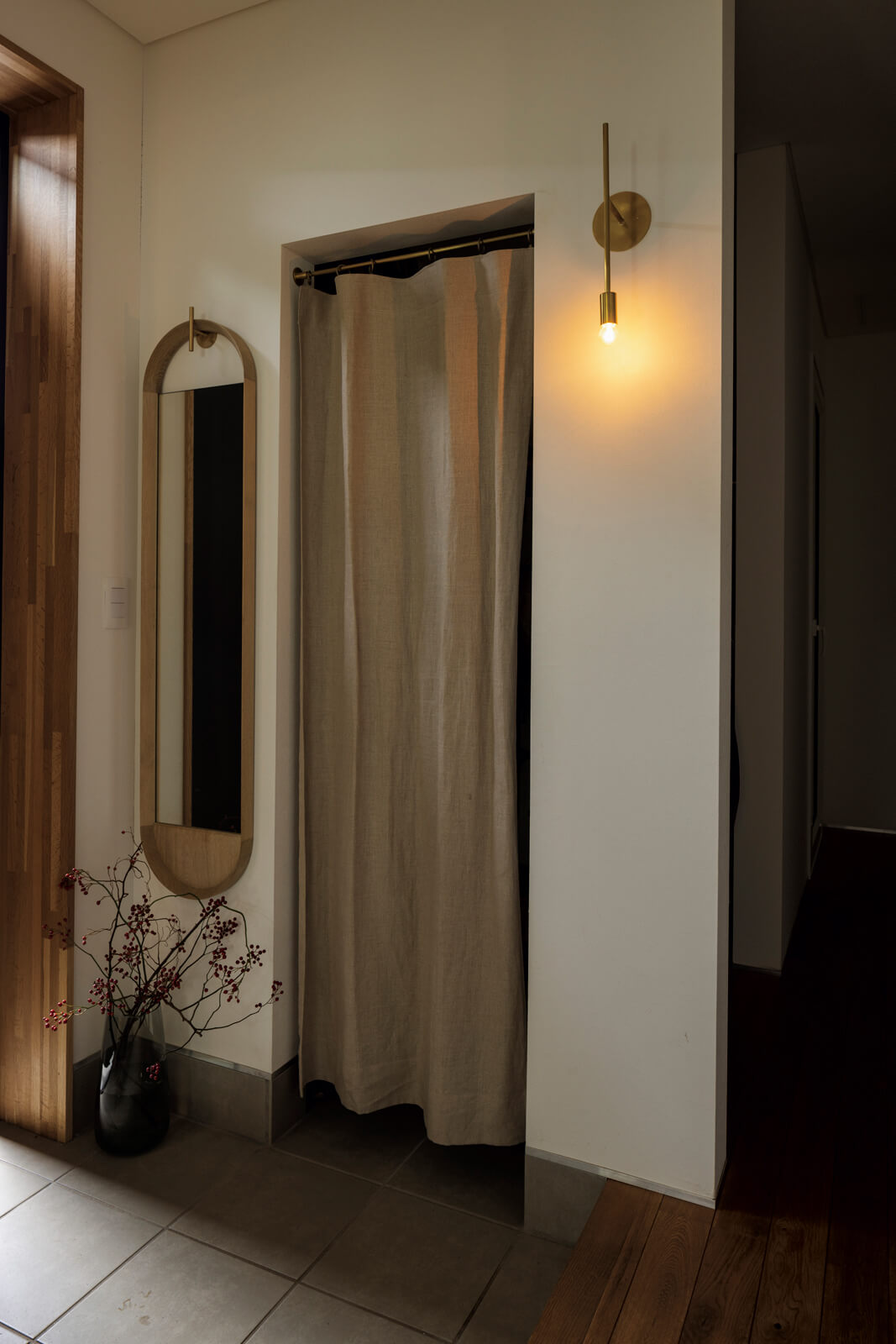 玄関土間続きに2WAY動線で、そのまま室内へつながるシューズクロークを設えた