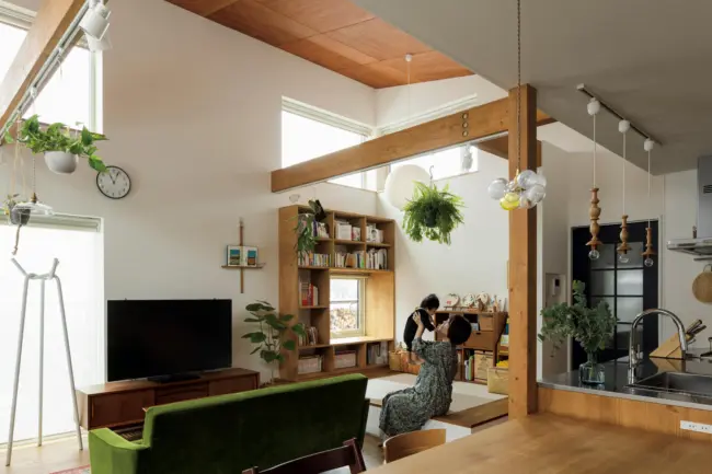 家族の一体感と木の質感。心地よい温かみに満ちた平屋の子育て住宅