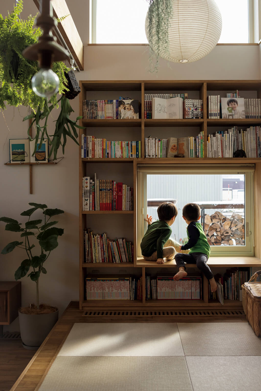 リビングの一角に壁付け本棚、ベンチ収納を造作した小上がりは、子どもたちのお気に入りの居場所。キッチンからよく目が届くので、子どもの昼寝にもちょうどいい