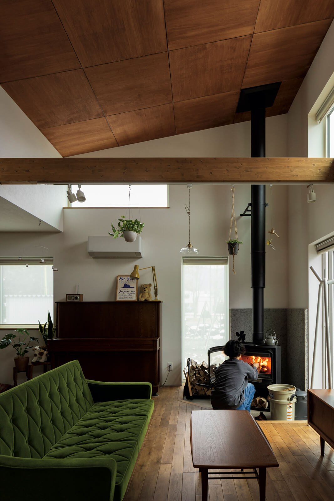 「北海道ハウジングは薪ストーブの採用実例が多かったことも、頼もしく感じていました」とSさん。リビングの薪ストーブ土間は、薪の搬入に便利な出入り口が設けられている