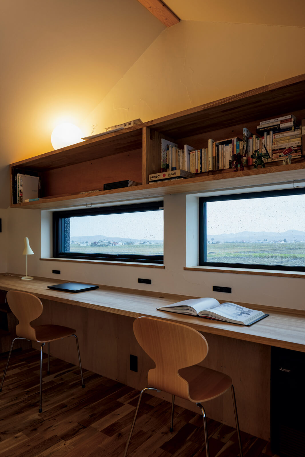 2階北側には、2連窓とカウンターデスクを設えたスタディコーナーを設置。窓から四季折々の田園風景がよく見え、Fさんのお気に入りのワークスペースになった