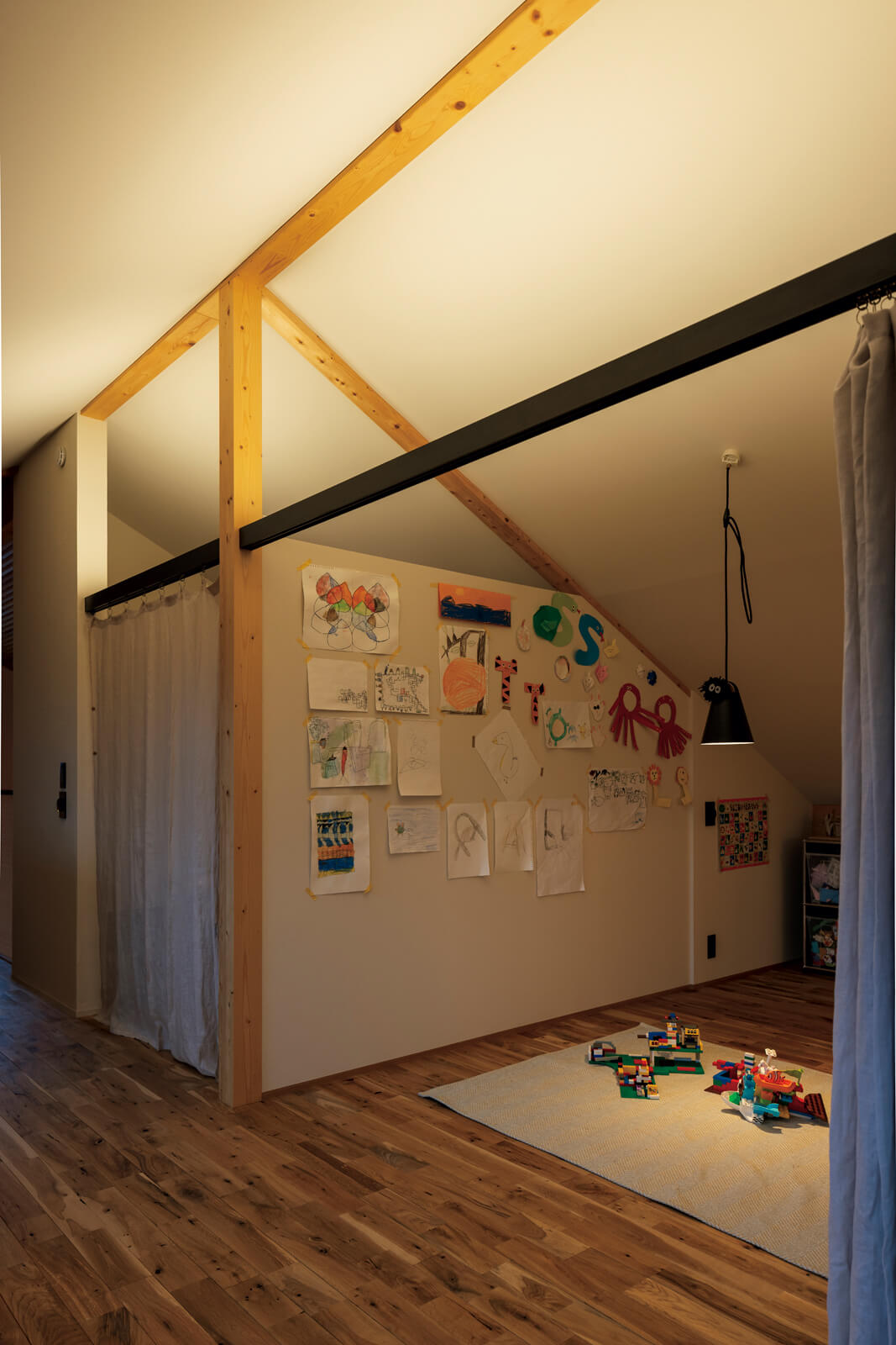 2階にある子ども部屋は、ライフサイクルの変化に合わせて多目的に空間を活用できるよう、間仕切りが容易に取り外せるつくりに