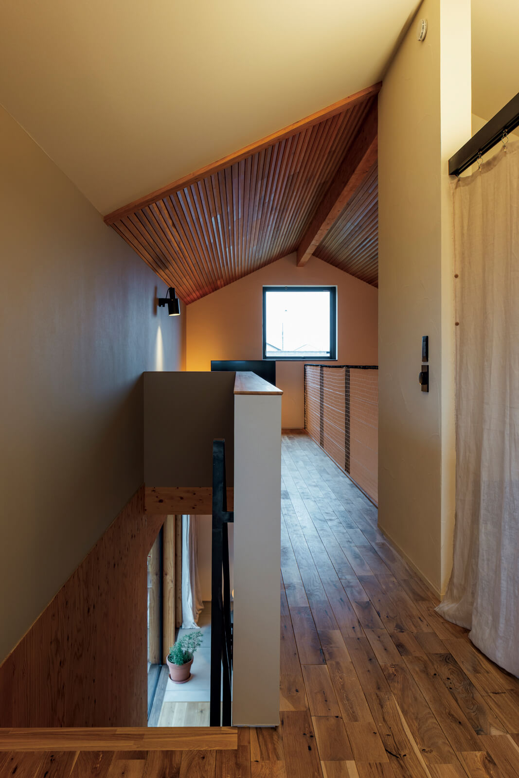 2階階段ホールの突き当たりにあるフリースペースは、設計の最終段階でFさんの要望で吹き抜け予定だった場所に床板を張って設えた
