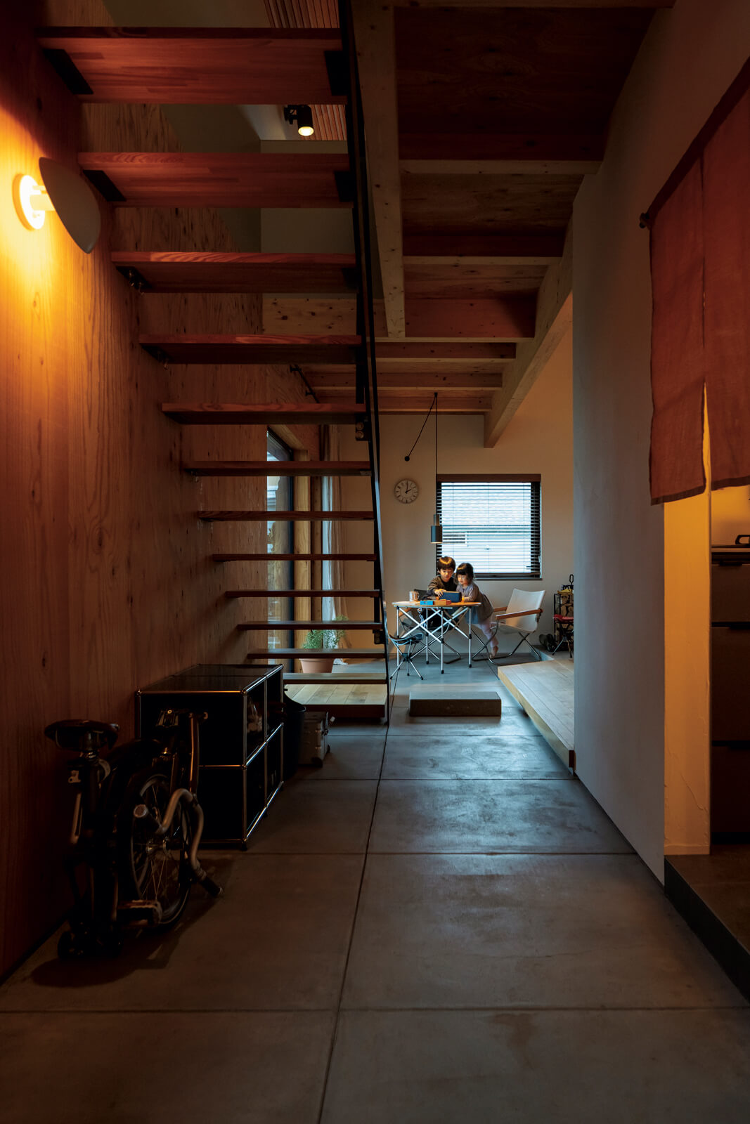 玄関からLDKに沿って真っすぐ延びる通り土間は、室内と屋外を結ぶ中間領域的な役割を果たす。キッチンと土間もつながり、家事効率の向上を図った