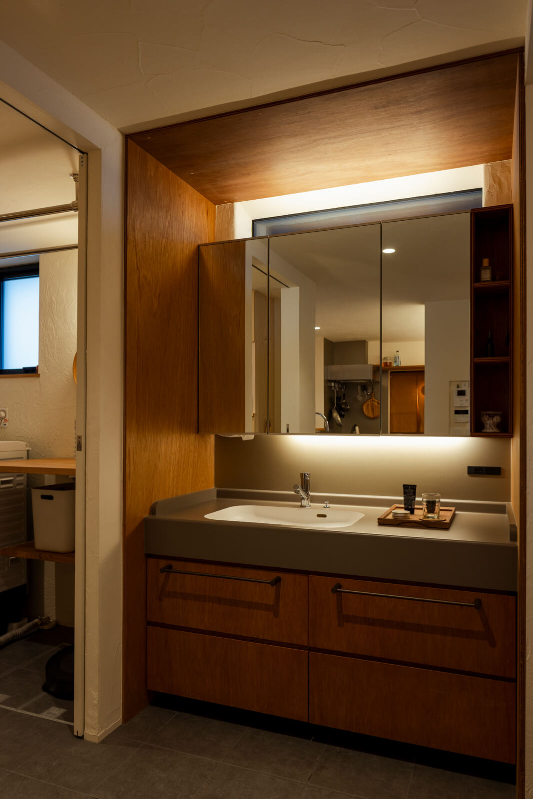 ユーティリティとトイレの間に独立型の洗面台を造作。デザイン性とともにメンテナンス性も追求