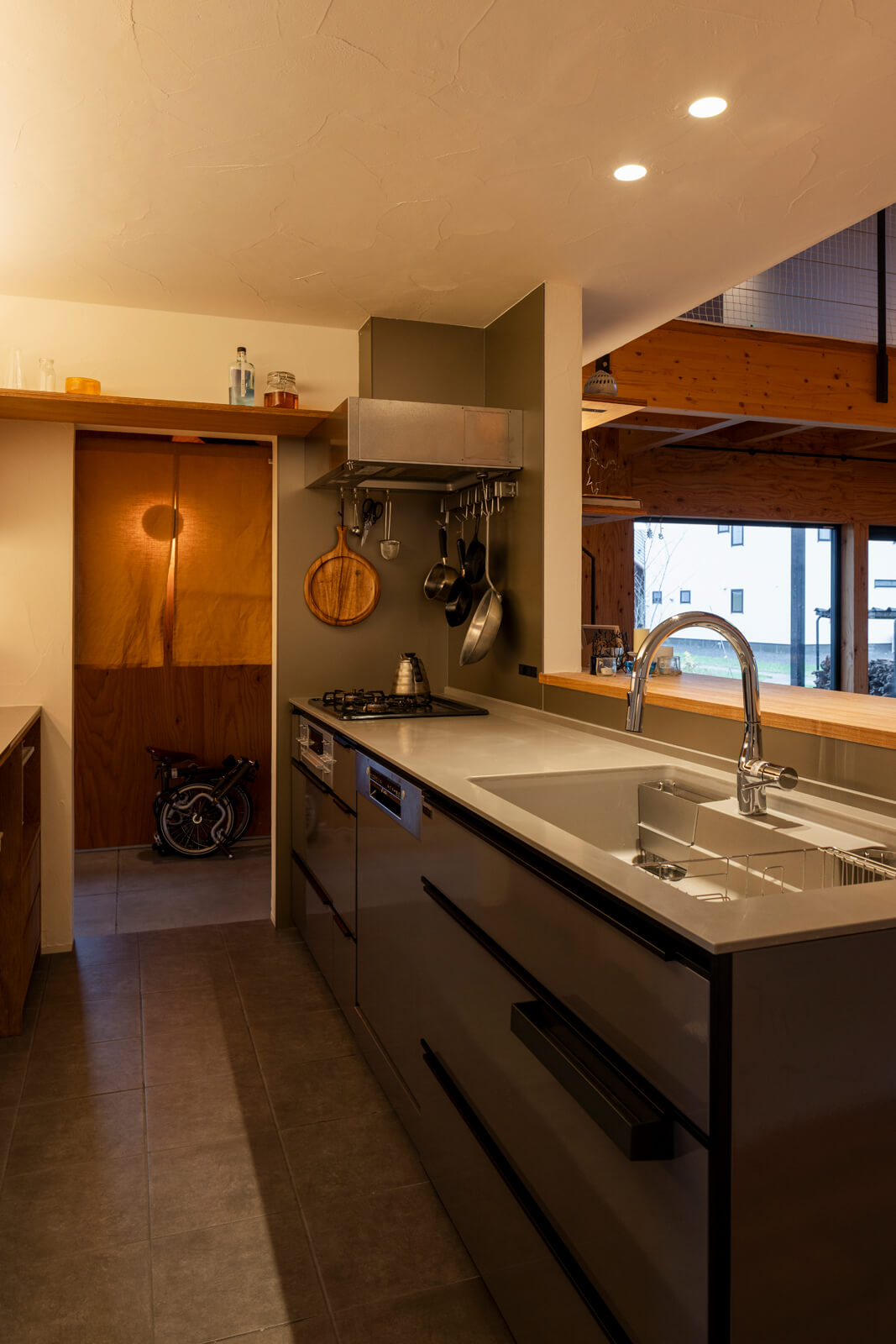 土間からも出入りできるキッチンは、1階全体を見渡せる対面式。夫婦で料理が楽しめるよう、使い勝手とともにキッチンの高さにもこだわった