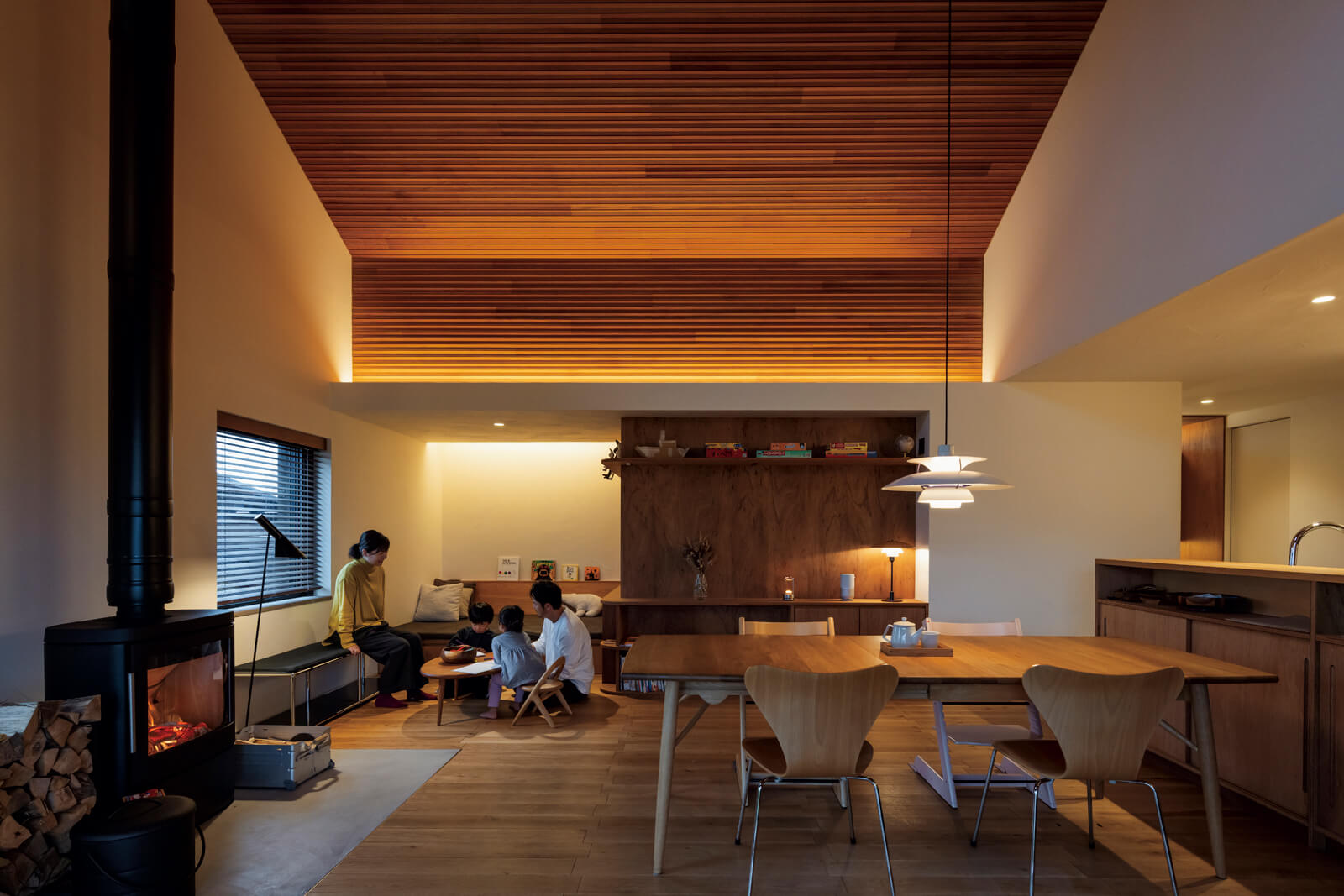 「家族の暮らしの中心に」というご夫妻の思いが凝縮されたLDK。間接照明が美しい陰影を描く屋根なり天井のリブパネルは、Fさんがtoolboxで見つけ、採用を希望した