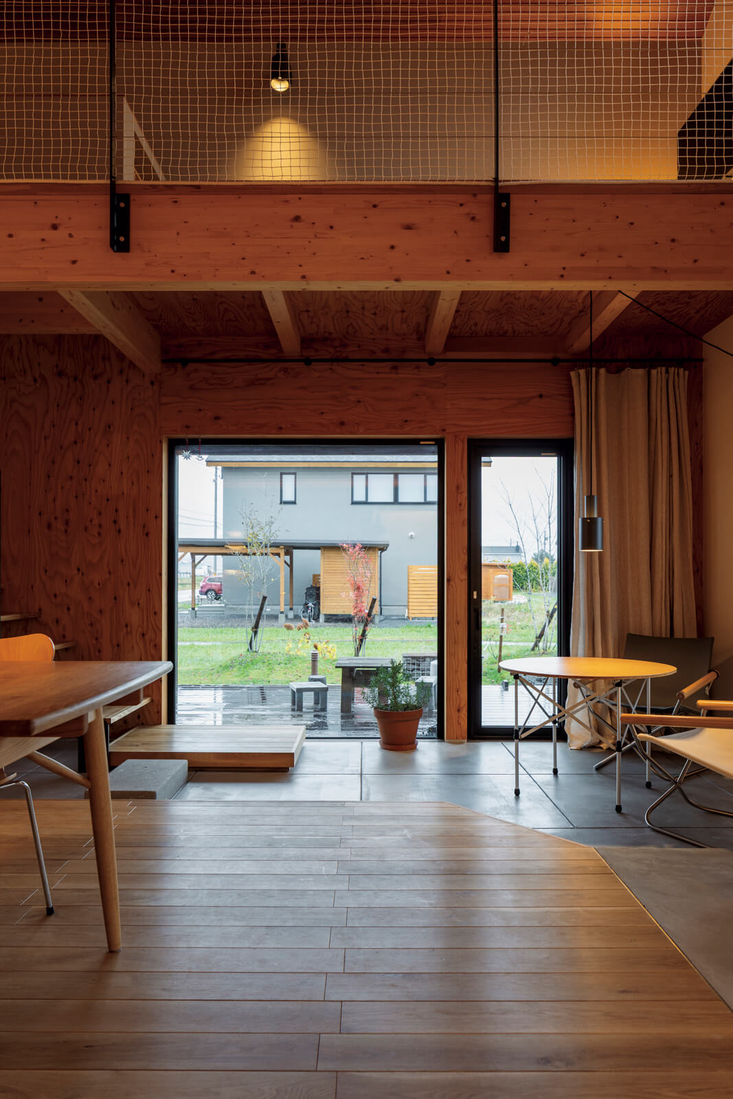 LDKから土間、ウッドデッキ、庭へ。内から外へ緩やかなグラデーションを描いてつながる空間構成は、Fさんが思い描いていた理想そのものだという