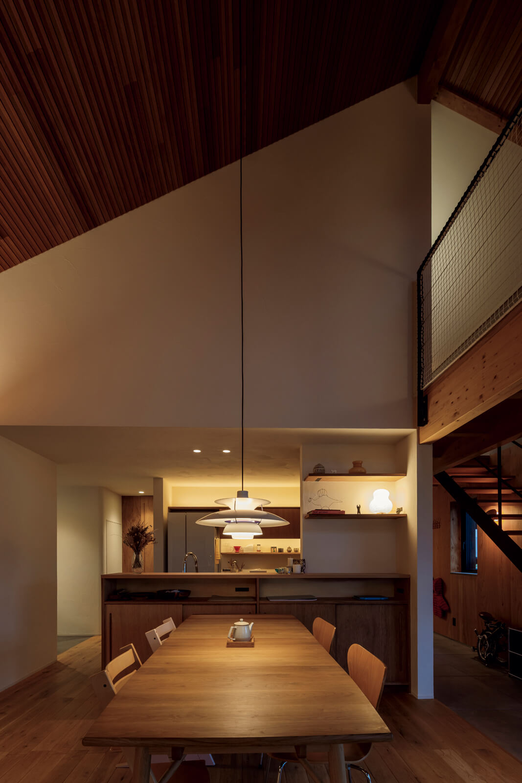 頭上に約5.1mの吹き抜けが広がる圧倒的な開放感に包まれたダイニング。対面式キッチンは、夫婦で料理が楽しめるよう、使い勝手とともに高さにもこだわった