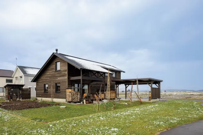 繊細な陰影が心安らぐ薪火と木の温もりに包まれた田園を望む住まい