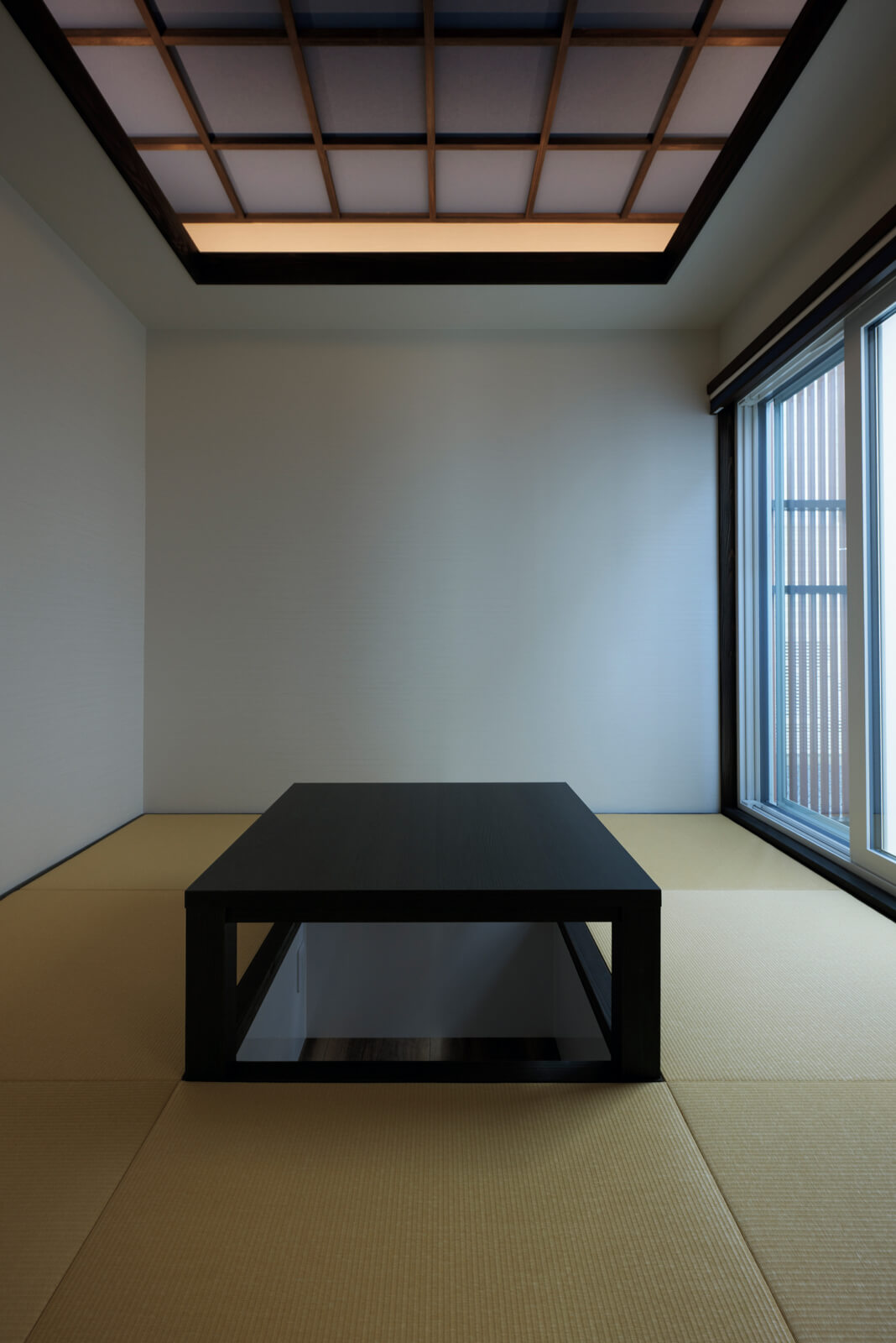 くつろげる畳の空間がほしかったというKさんの希望を叶えた和室。来客の際は客間としても使える。和室とLDKの間に明かり採り用のテラスを設けて、外に向けた窓をつくらなくていいように配慮した