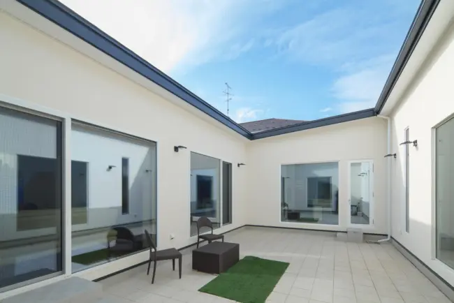 プライバシーと採光に配慮した平屋感覚のコートハウス